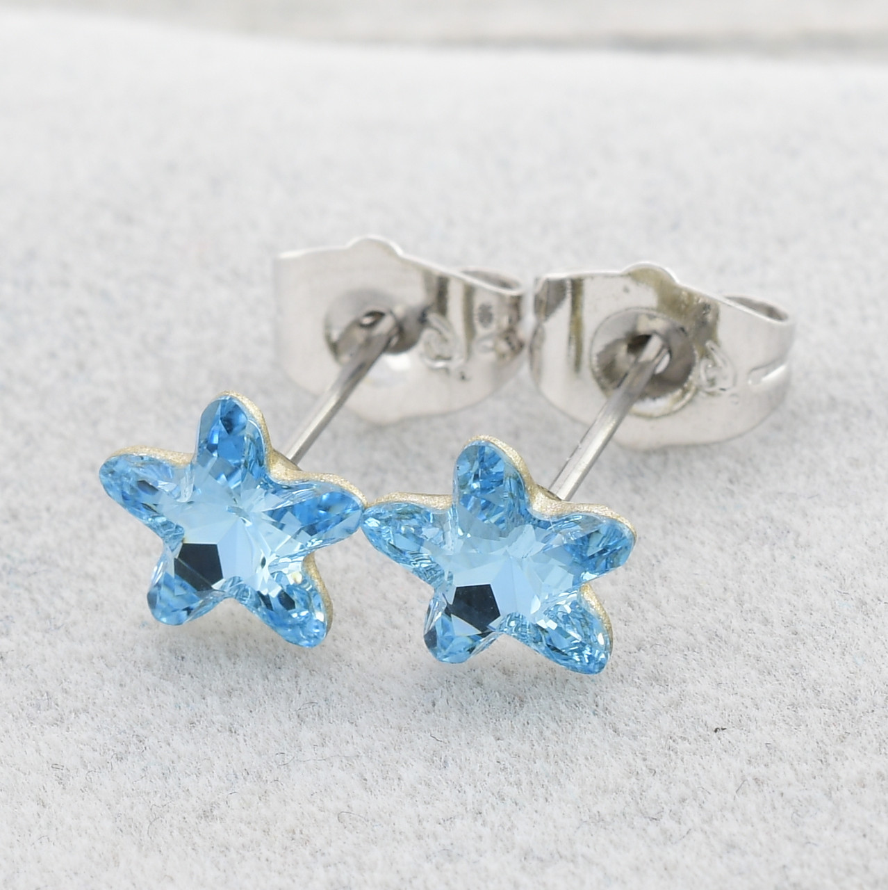 

Серьги Xuping с кристаллами Swarovski 83057БЗ размер 7х7 мм цвет аквамариновый позолота Белое Золото