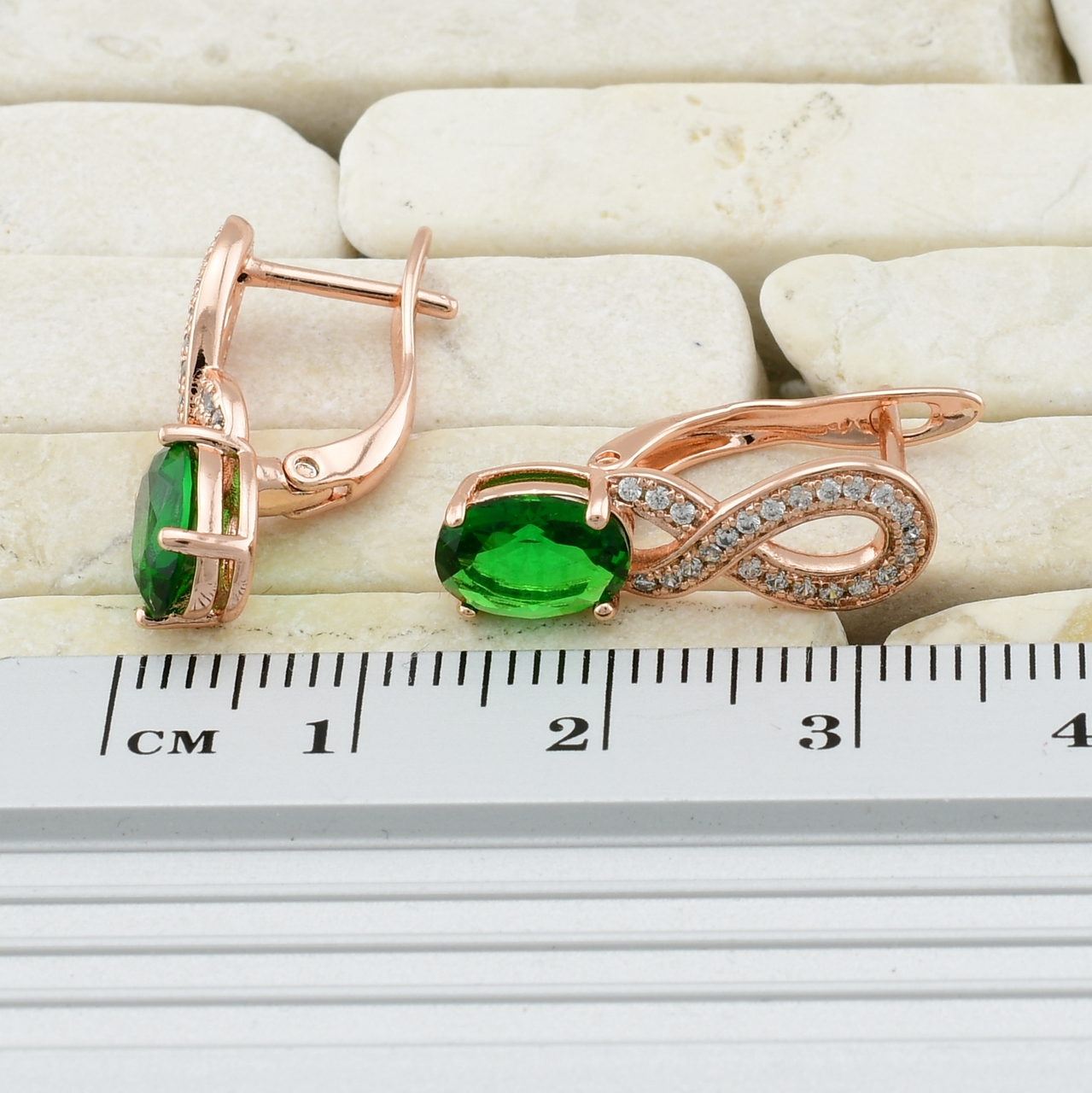 

Серьги Xuping 30092 размер 20х7 мм зеленые фианиты вес 3.3 г позолота РО