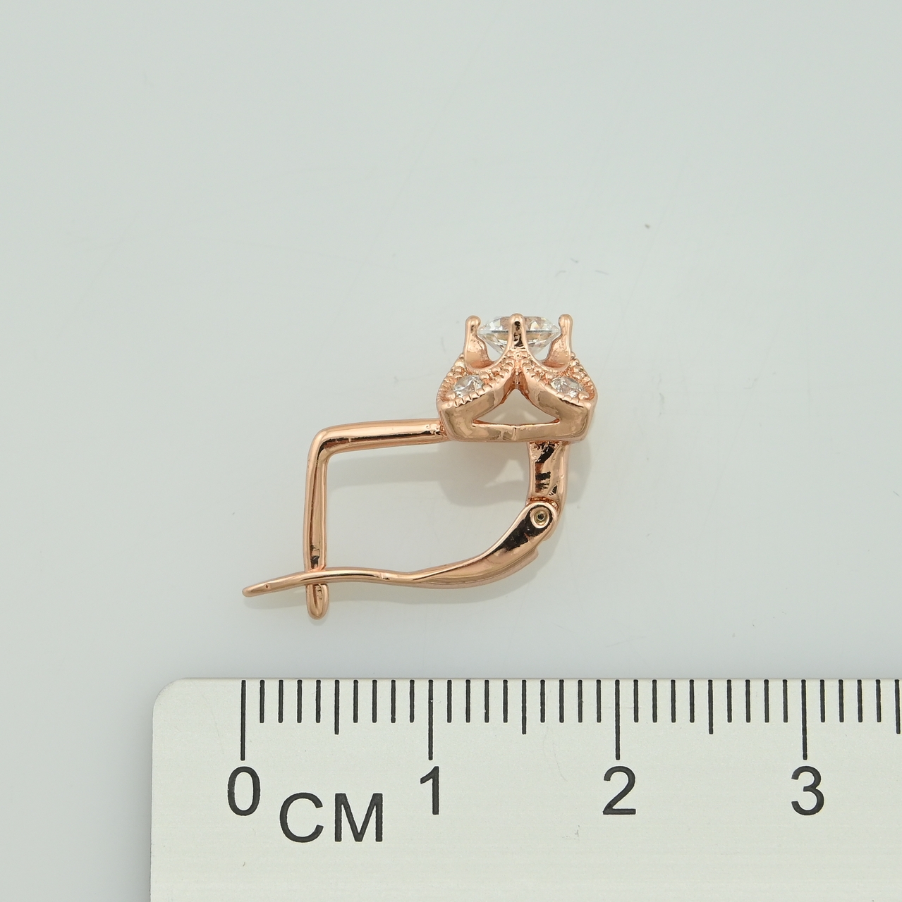 

Серьги Xuping 30266 размер 16х9 мм белые фианиты вес 3.3 г позолота РО