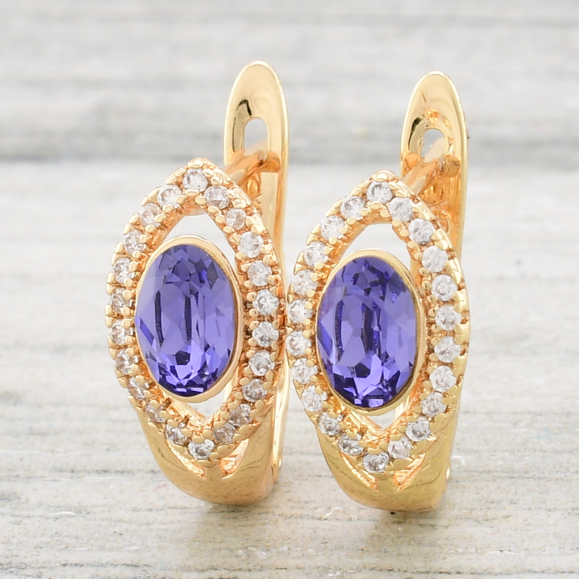 

Серьги Xuping с кристаллами Swarovski 83109 размер 15х7 мм цвет фиолетовый вес 2.4 г позолота 18К