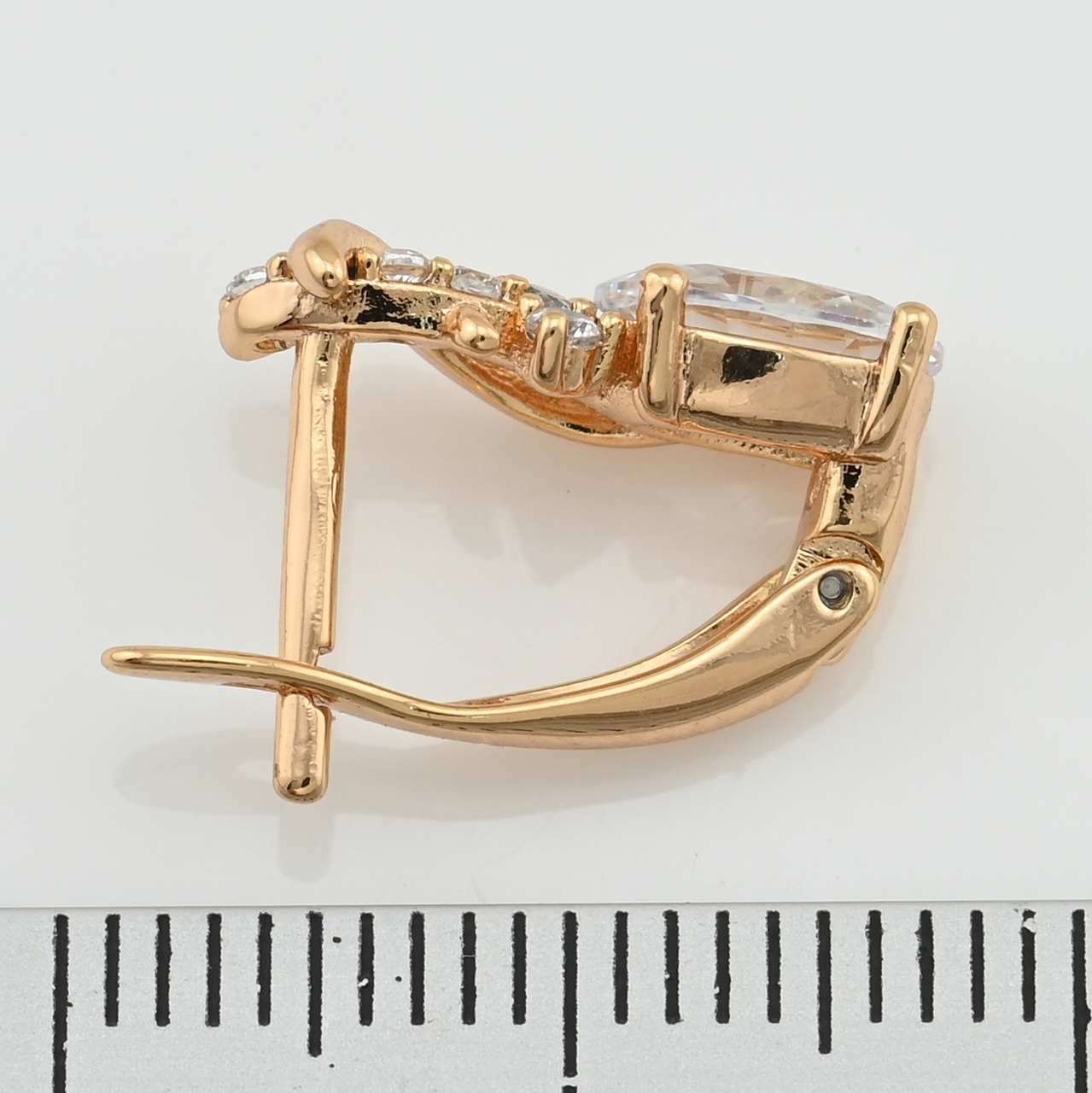 

Серьги Xuping 30896 размер 14х5 мм белые фианиты вес 2.2 г позолота 18К