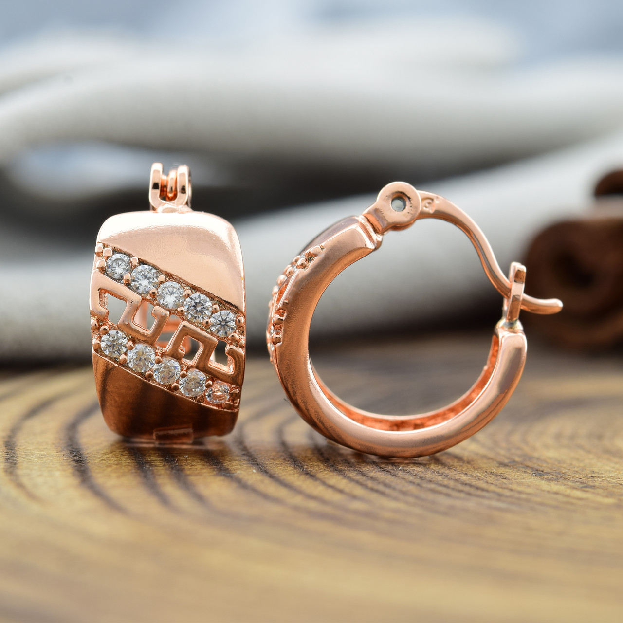

Серьги Xuping 26281 размер 14х8 мм вес 3.5 г белые фианиты позолота РО