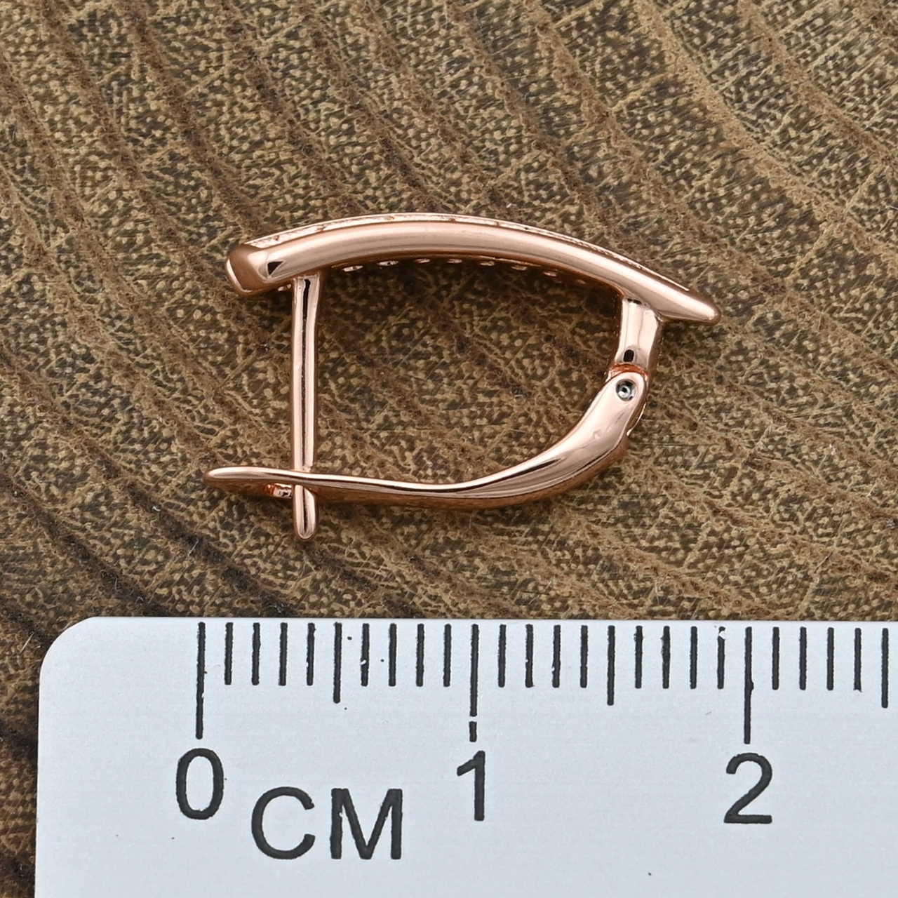 

Серьги Xuping 30350 размер 19х6 мм белые фианиты вес 2.3 г позолота РО