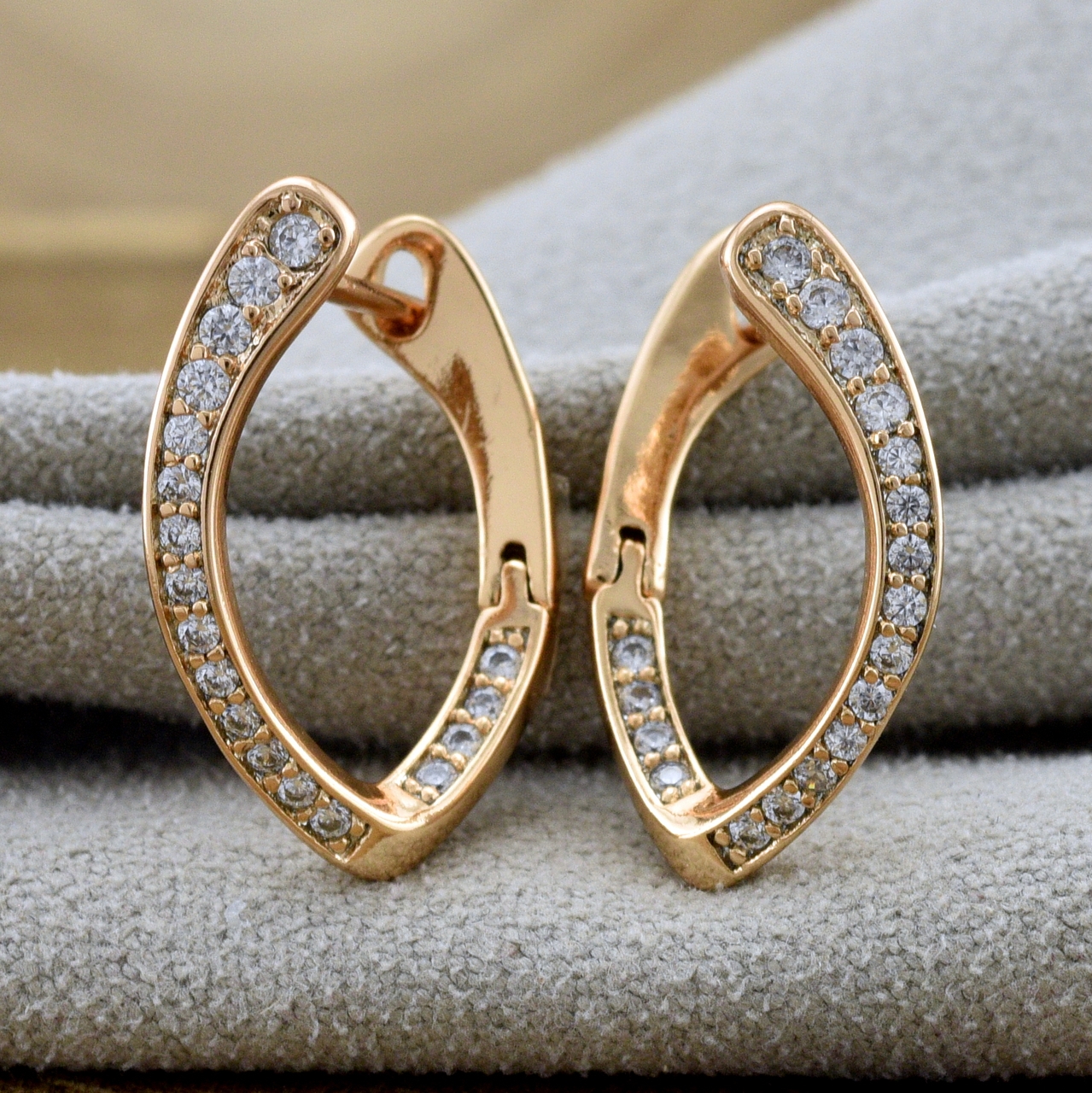 

Серьги Xuping 30973 размер 19х2 мм вес 2.1 г белые фианиты позолота 18K