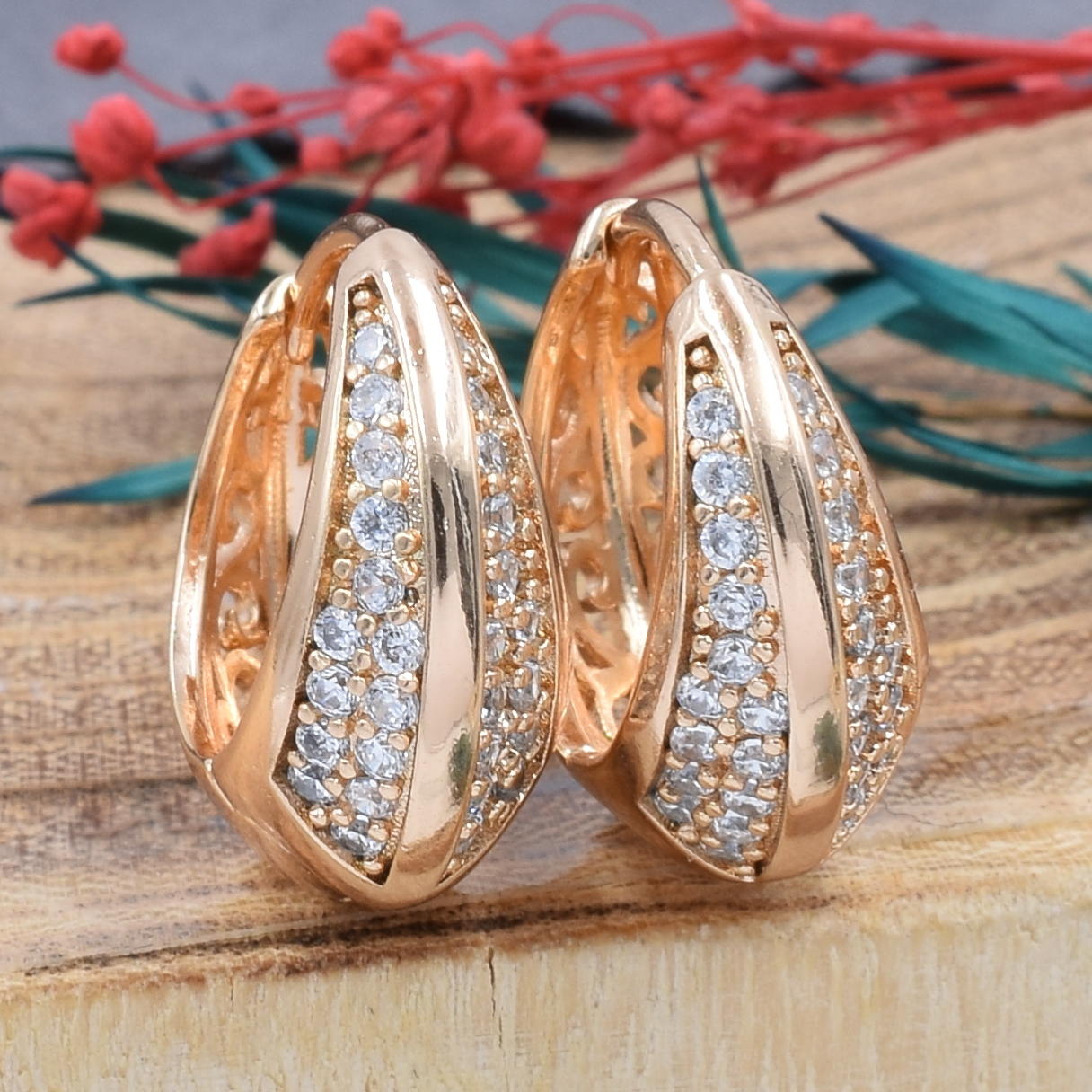 

Серьги Xuping 30798 размер 15х4 мм вес 4.1 г белые фианиты позолота 18К