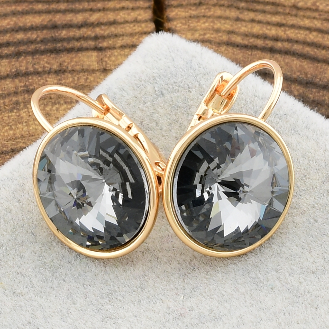 

Сережки Xuping з кристалами Swarovski 93651 розмір 18х13 мм колір срібна ніч позолота 18К