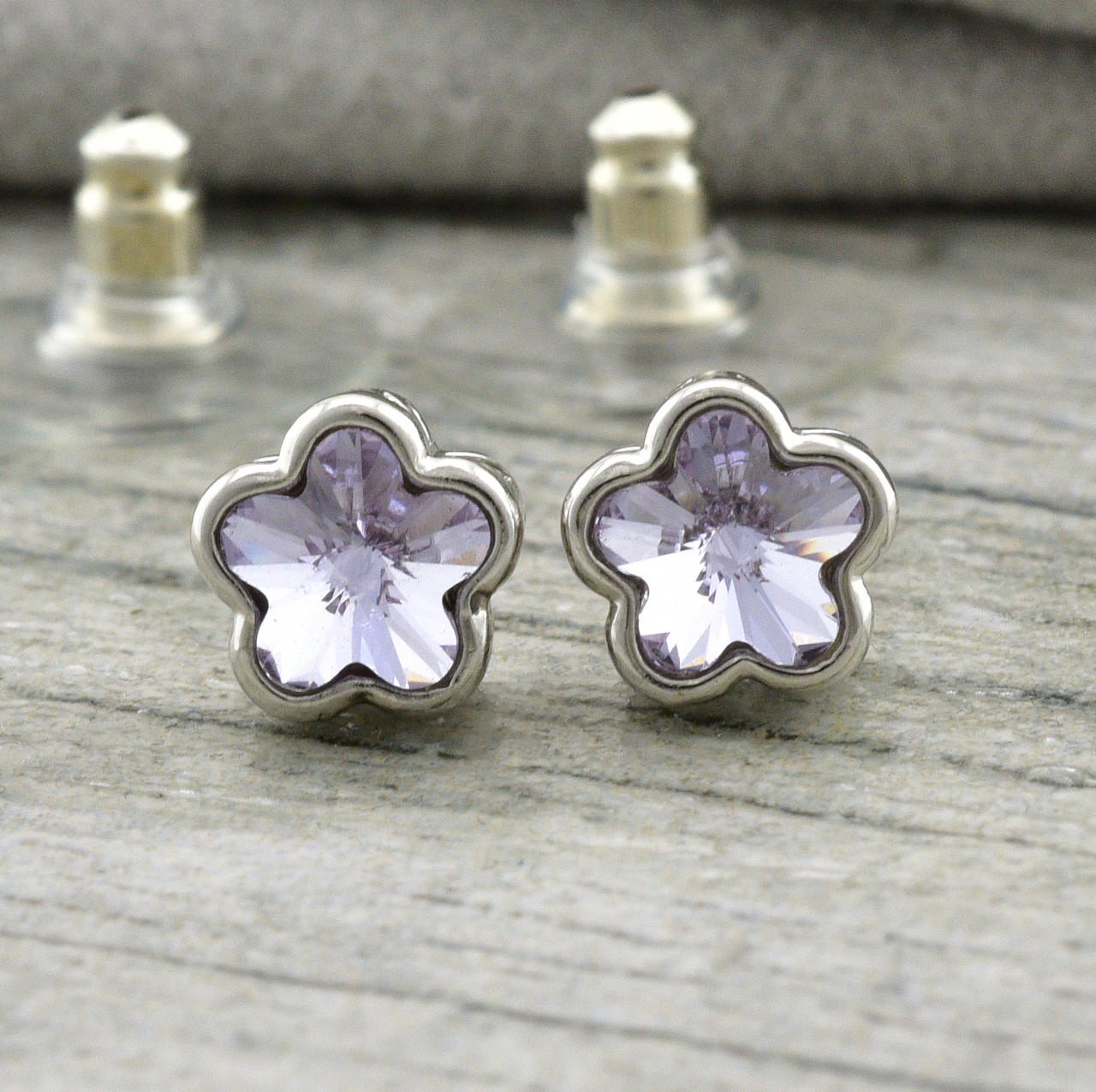 

Серьги Xuping с кристаллами Swarovski 83010 размер 6х6 мм цвет лиловый вес 1.4 г позолота Белое Золото