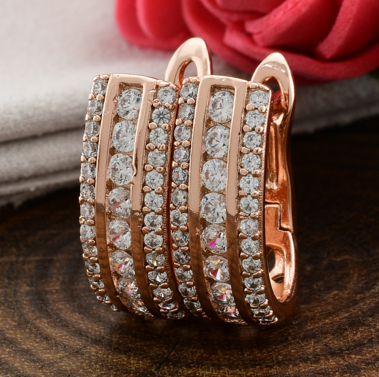 

Серьги Xuping 26850 размер 18х6 мм вес 3.7 г белые фианиты позолота РО