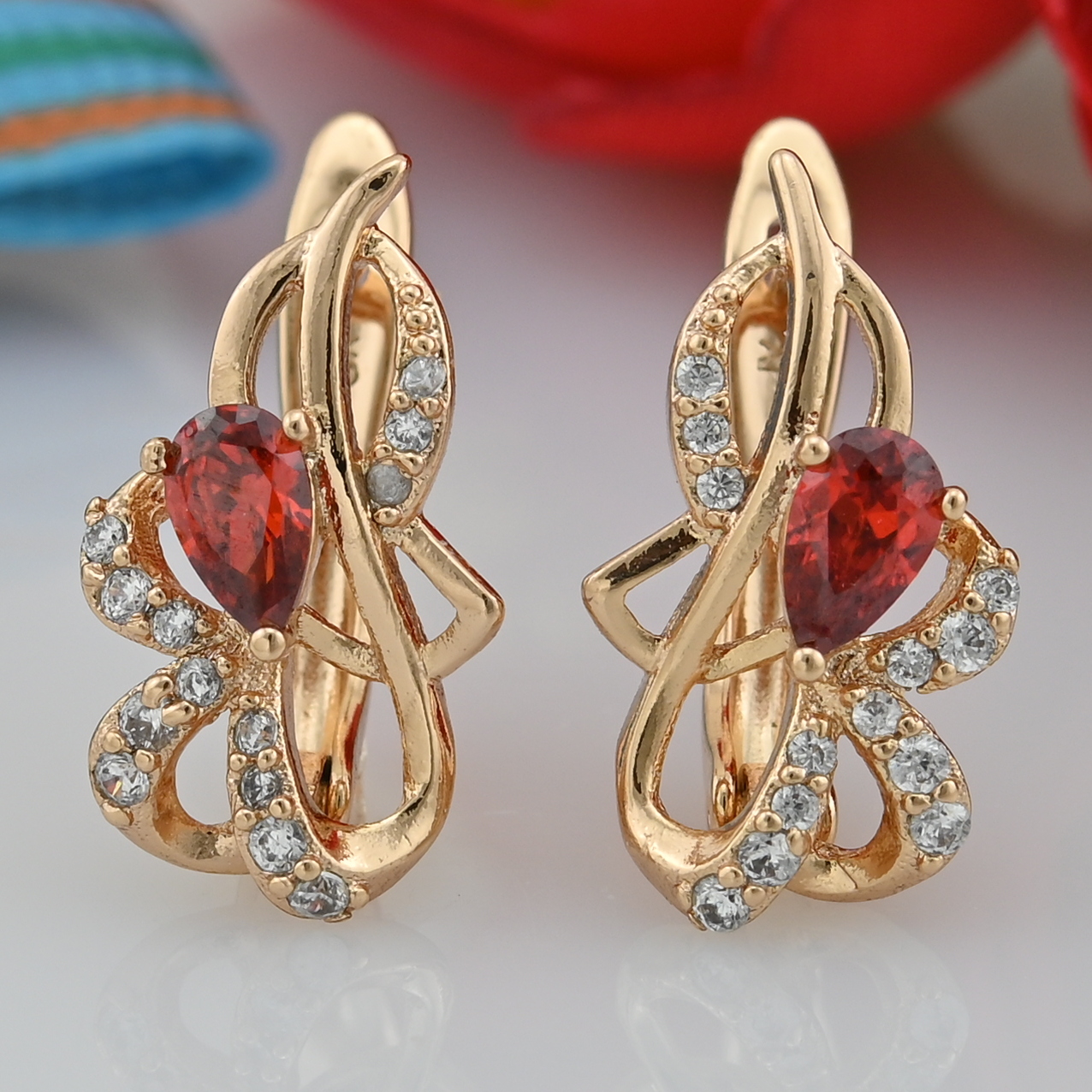 

Сережки Xuping 25761 розмір 16х8 мм вага 1.9 г червоні фіаніти позолота 18К