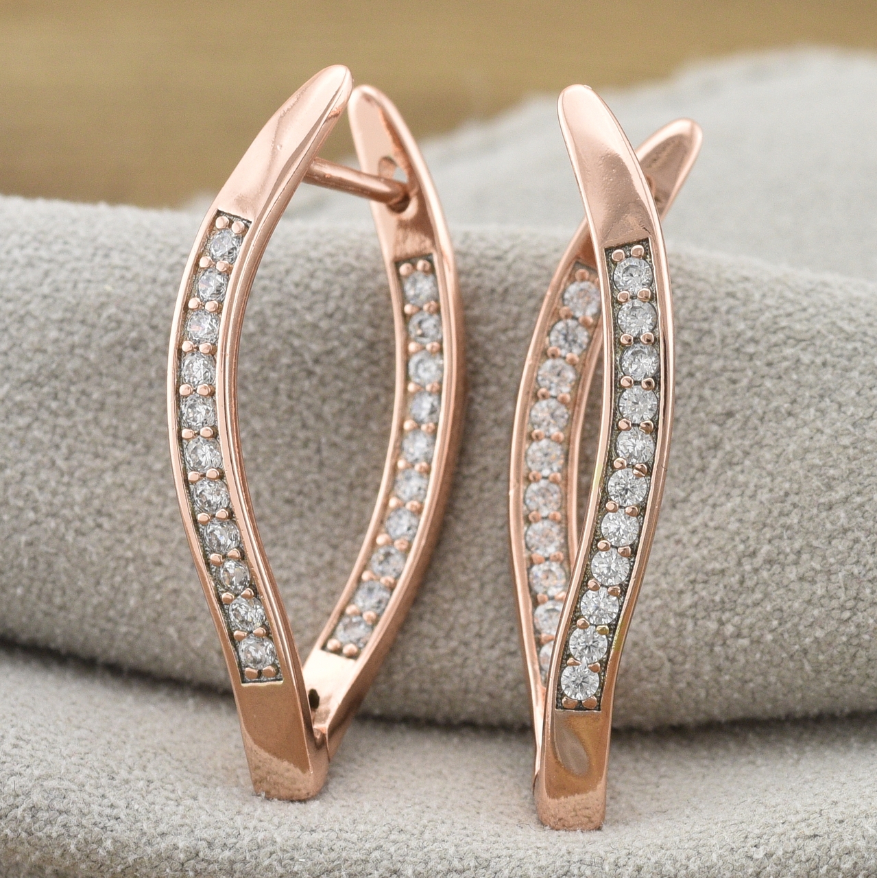 

Серьги Xuping 30985 размер 29х3 мм белые фианиты вес 3.4 г позолота РО