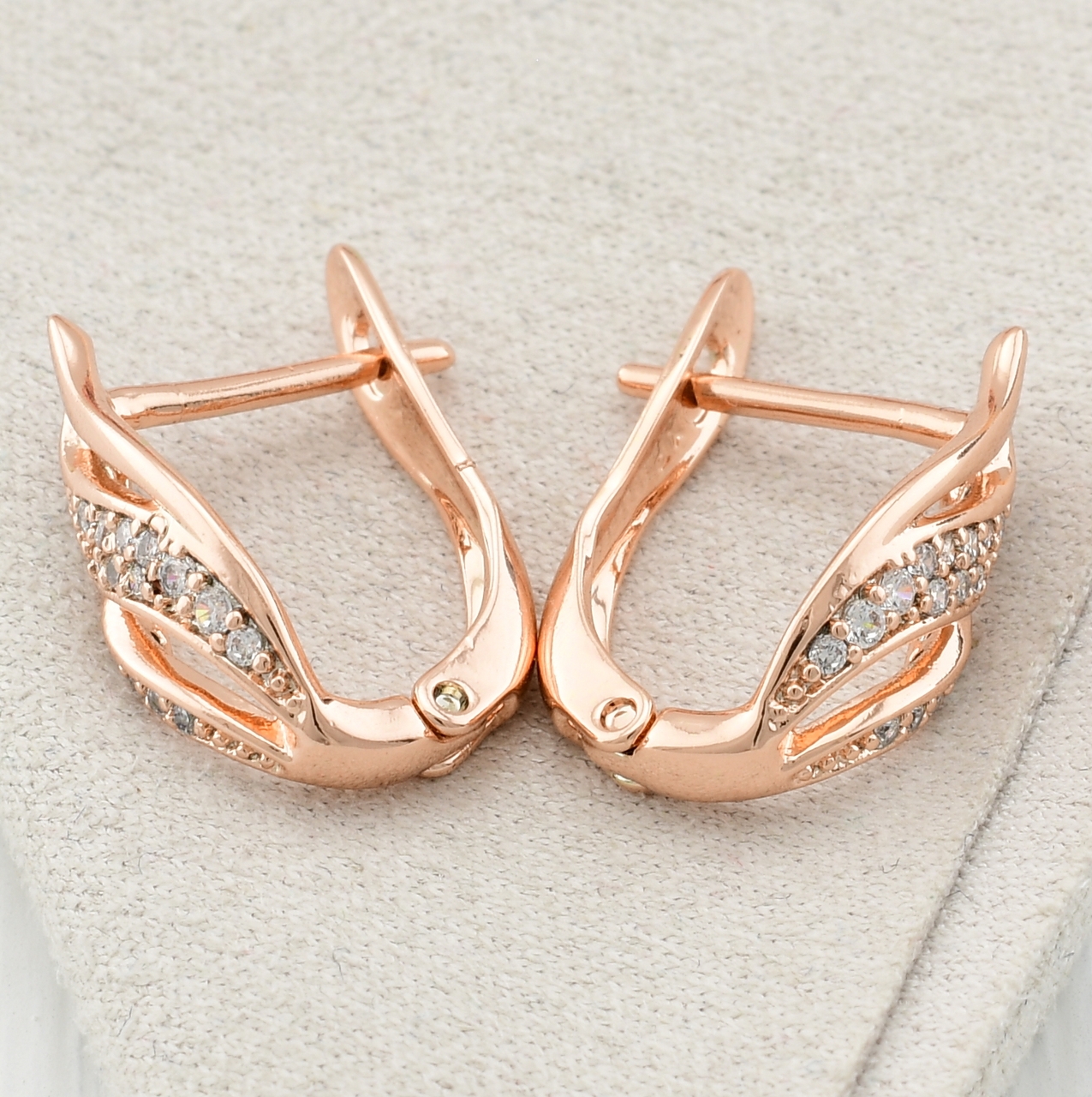 

Серьги Xuping 31195 размер 16х7 мм вес 1.9 г белые фианиты позолота РО