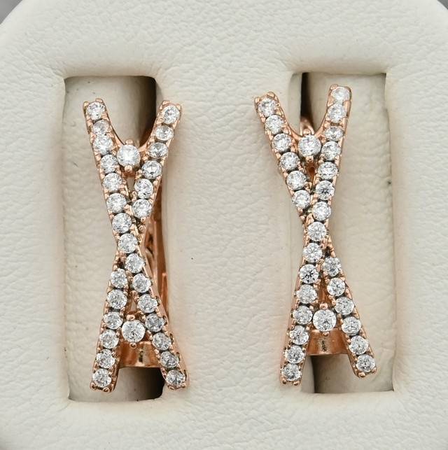 

Серьги Xuping 28070 размер 19х6 мм белые фианиты вес 2.4 г позолота 18К