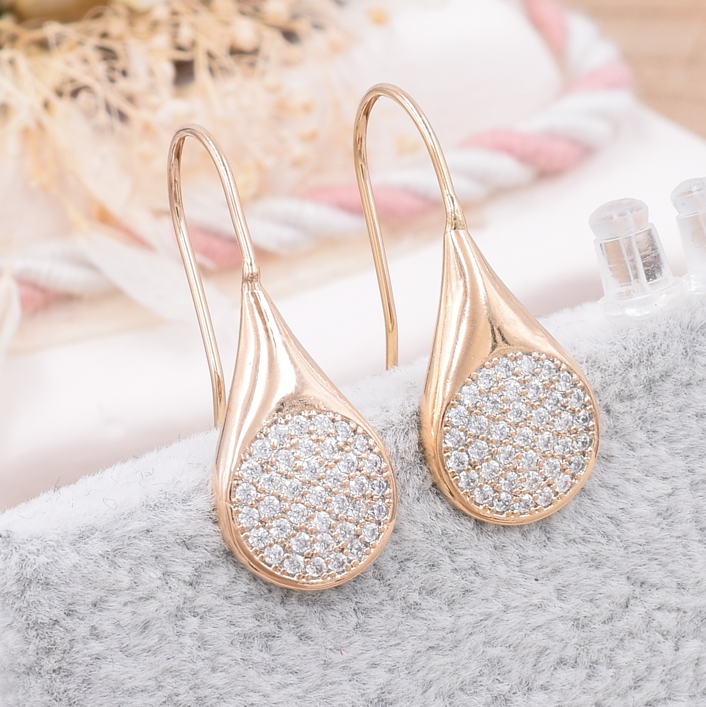 

Серьги Xuping 31366 размер 27х11 мм белые фианиты вес 3.1 г позолота 18К