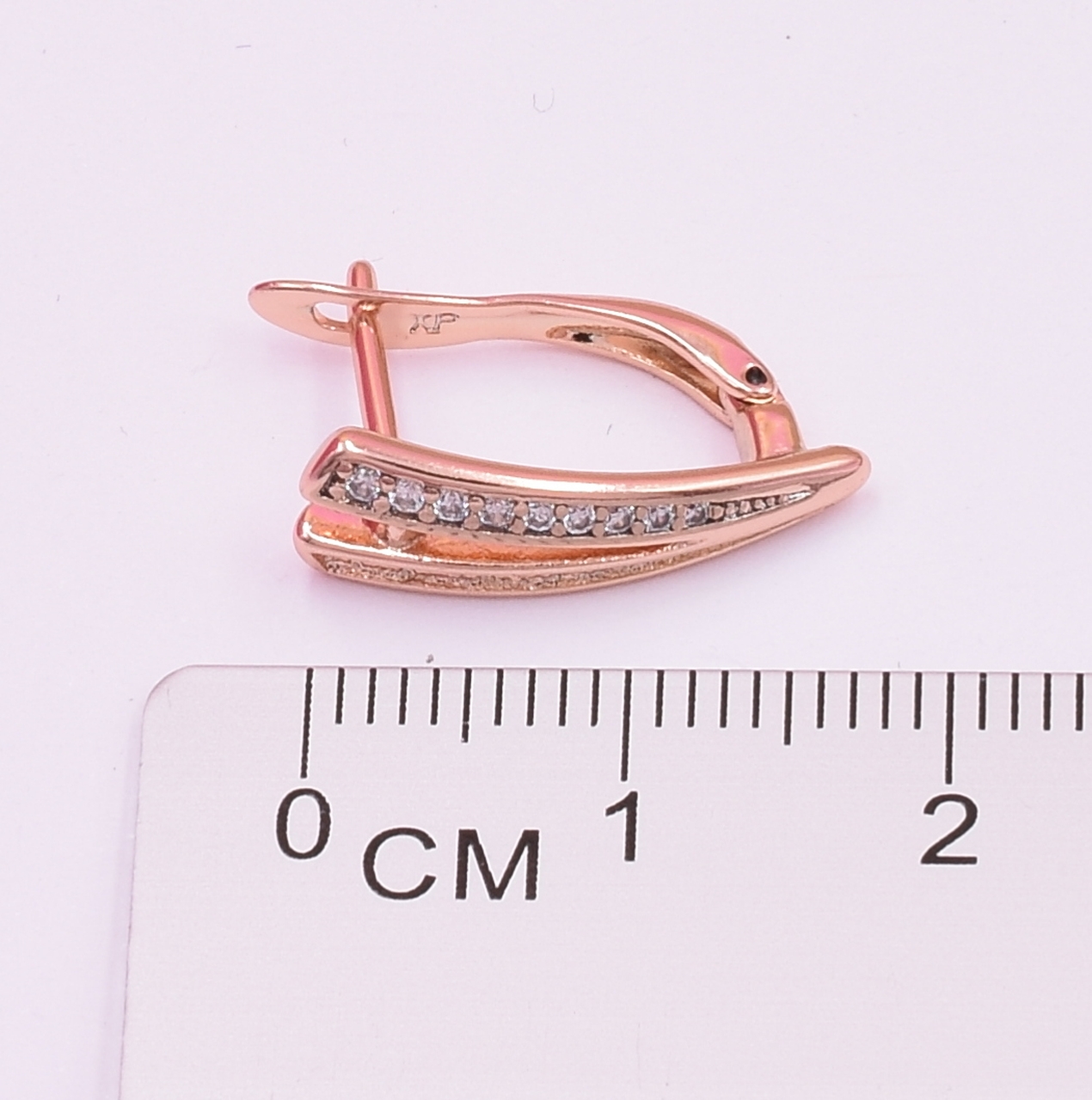 

Серьги Xuping 30450 размер 18х6 мм вес 2.2 г белые фианиты позолота РО