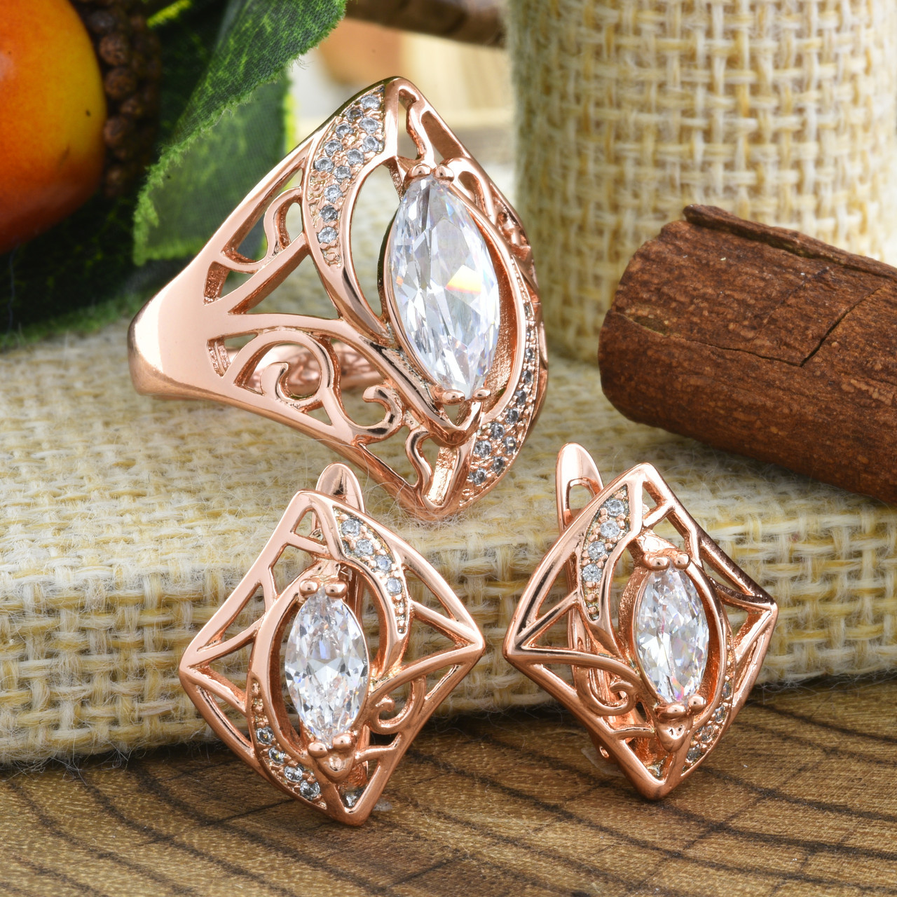 

Набор Xuping Императрица 90459 кольцо + серьги 17х15 мм белые фианиты позолота РО19