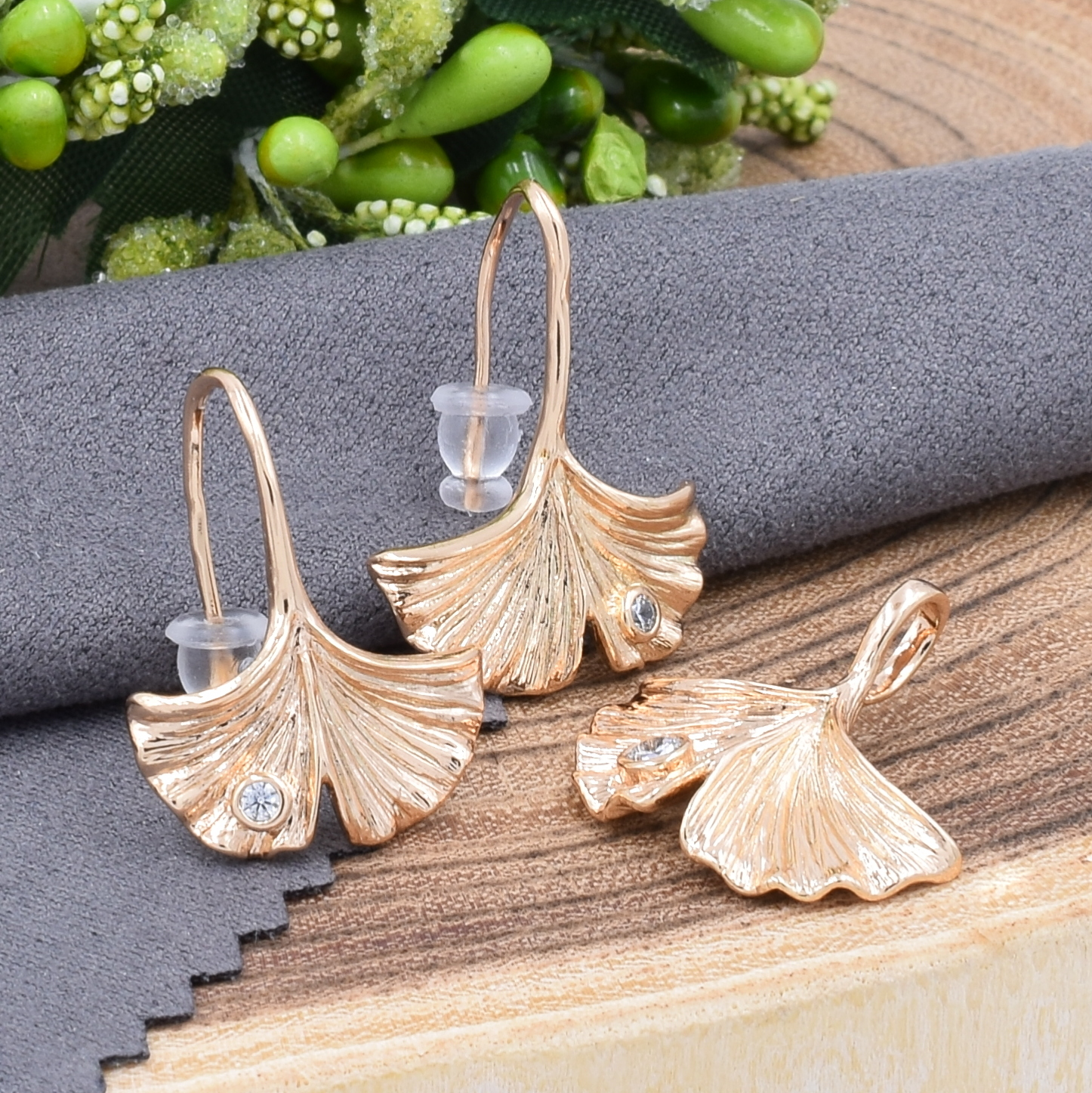 

Набор Xuping 31074 серьги размер 26х20 + кулон 22х22 мм позолота 18К