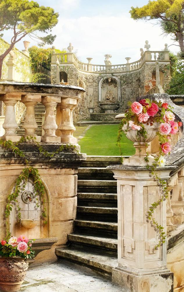 

Фотообои Walldeco Лестница в саду №32803 Жаккард