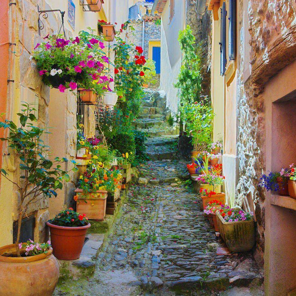 

Фотообои Walldeco Красочная и узкая улица №5330 Фреска