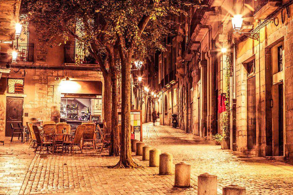 

Фотообои Walldeco Ночная Жирона №14391 Гладь