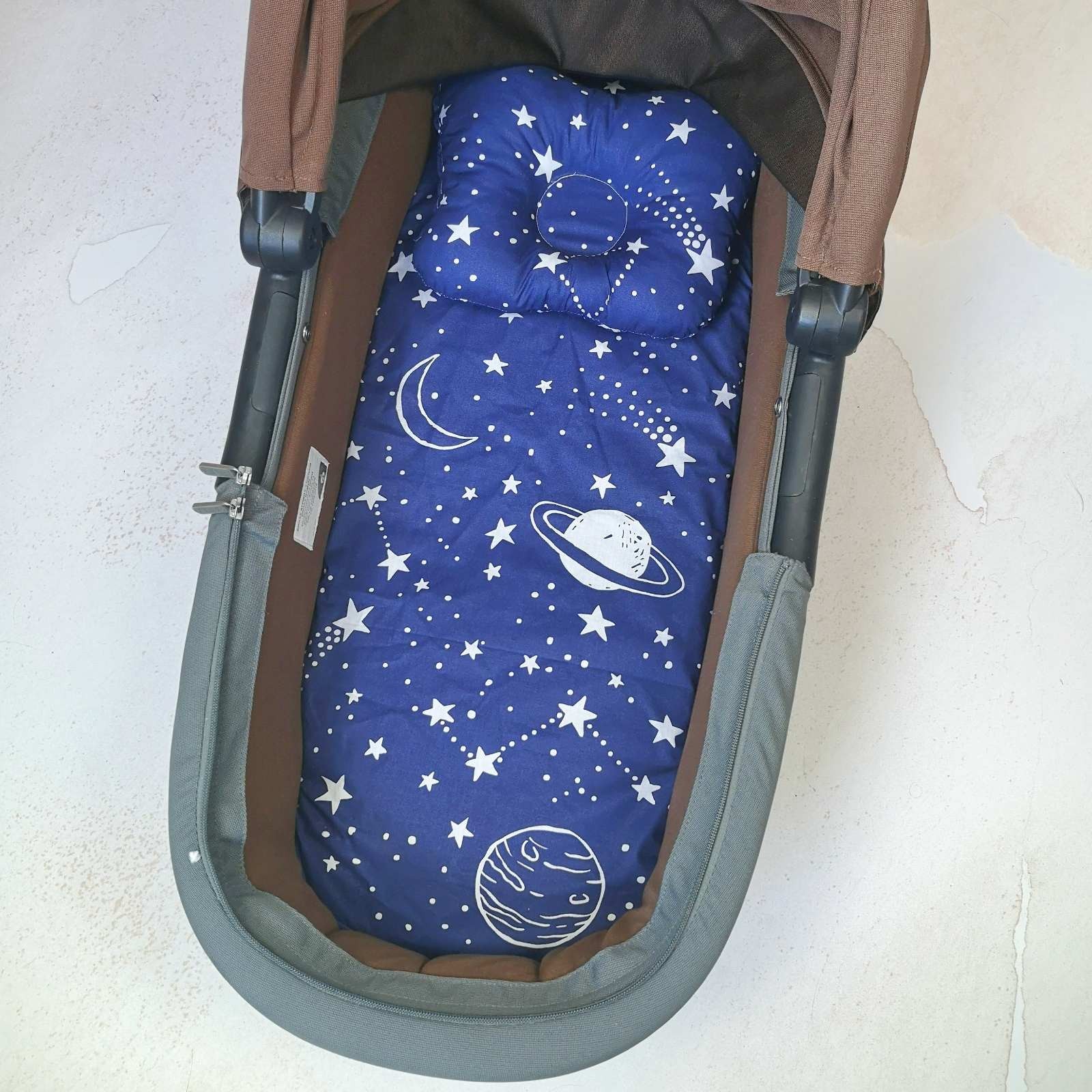 

Комплект в коляску: простынка на резинке + подушка Kid Way Космос 35х80 см синий