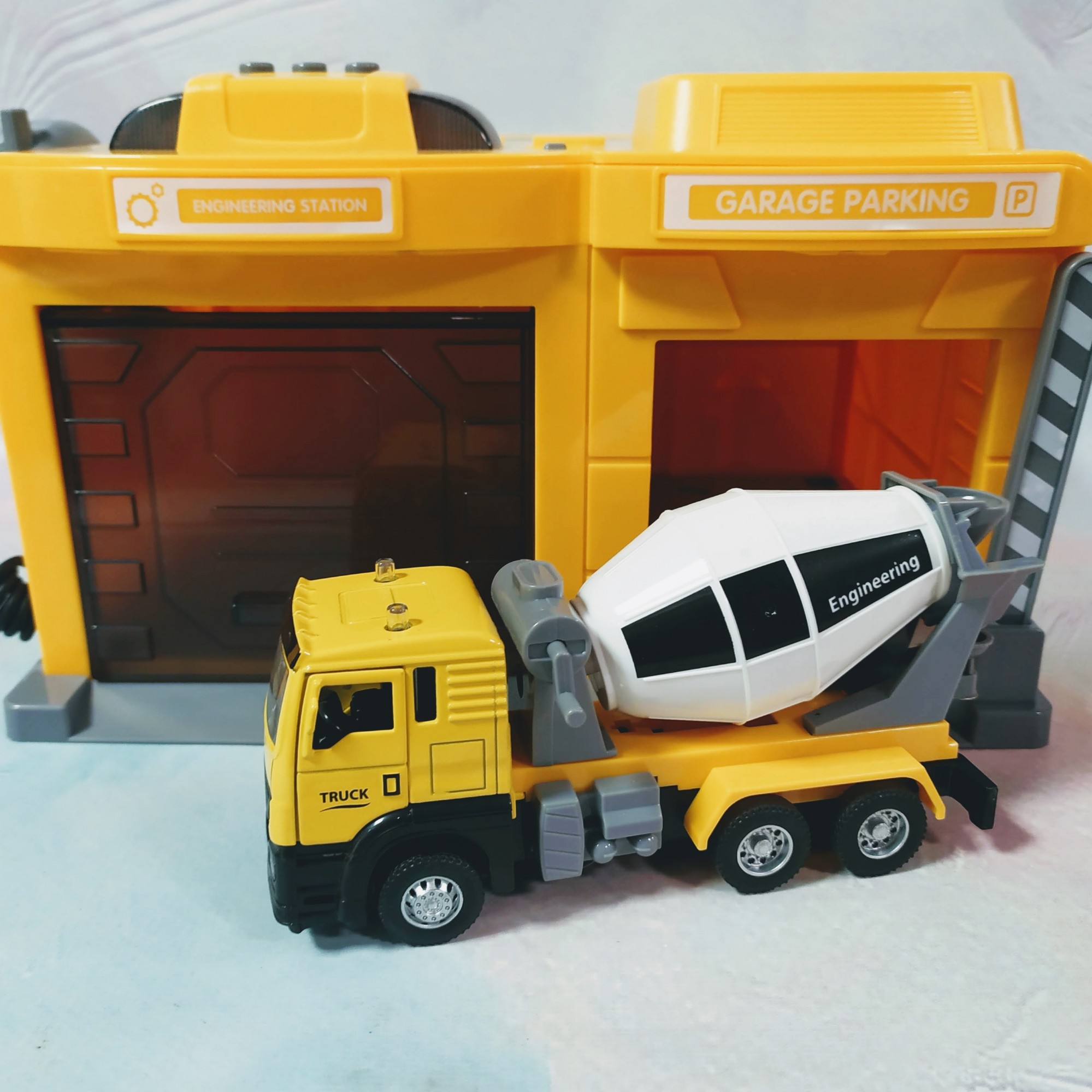 

Игровой набор Гараж с бетономешалкой CLM Engineering Caller Garage (CLM-553)
