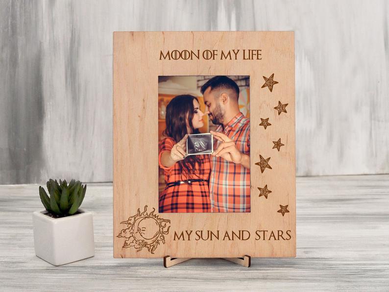

Фоторамка с гравировкой "Moon of my life" подарок для влюбленных 13х18, вертикальная, Светлое дерево, WOODPRESENT