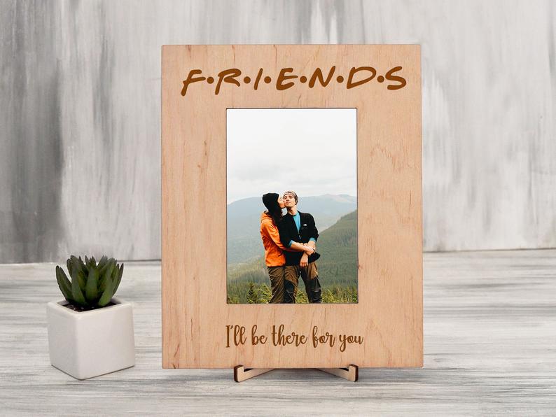 

Деревянная фоторамка с гравировкой "F.R.I.E.N.D.S" подарок на день рождения 13х18, вертикальная, Светлое дерево WOODPRESENT