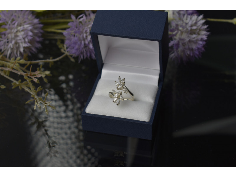 

Серебряное кольцо 925 пробы с фианитами *Нежный Цветок* Sky Jewelry 001145
