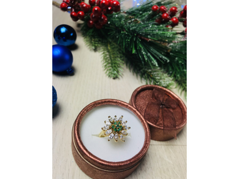 

Серебряное кольцо в позолоте с изумрудом и фианитами Sky Jewelry 000543