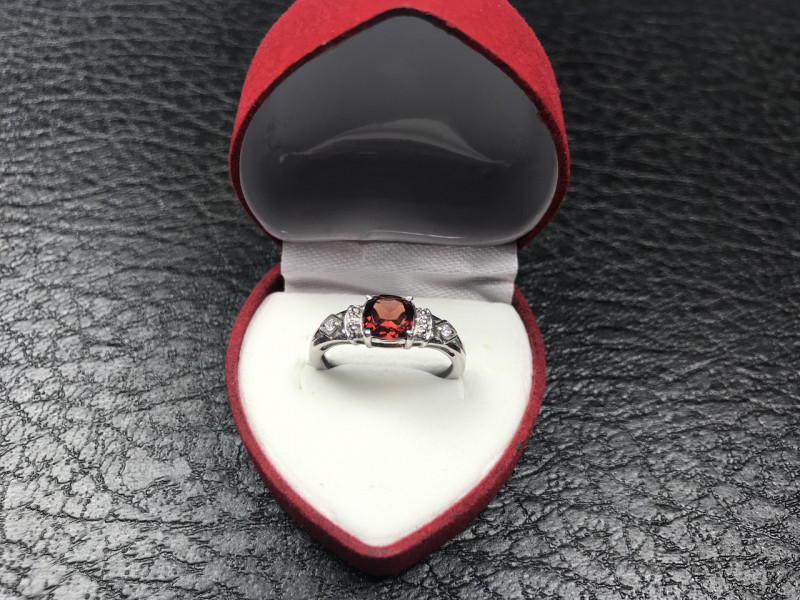 

Серебряное кольцо с камнем Спессартин Sky Jewelry 000359