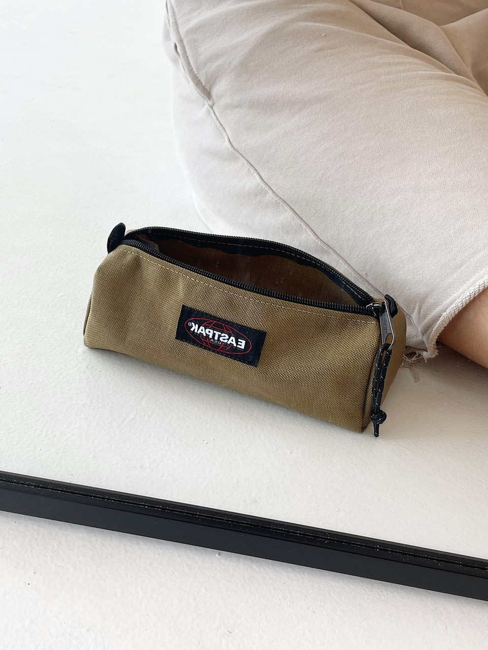 

Пенал Eastpak Benchmark Single песочный