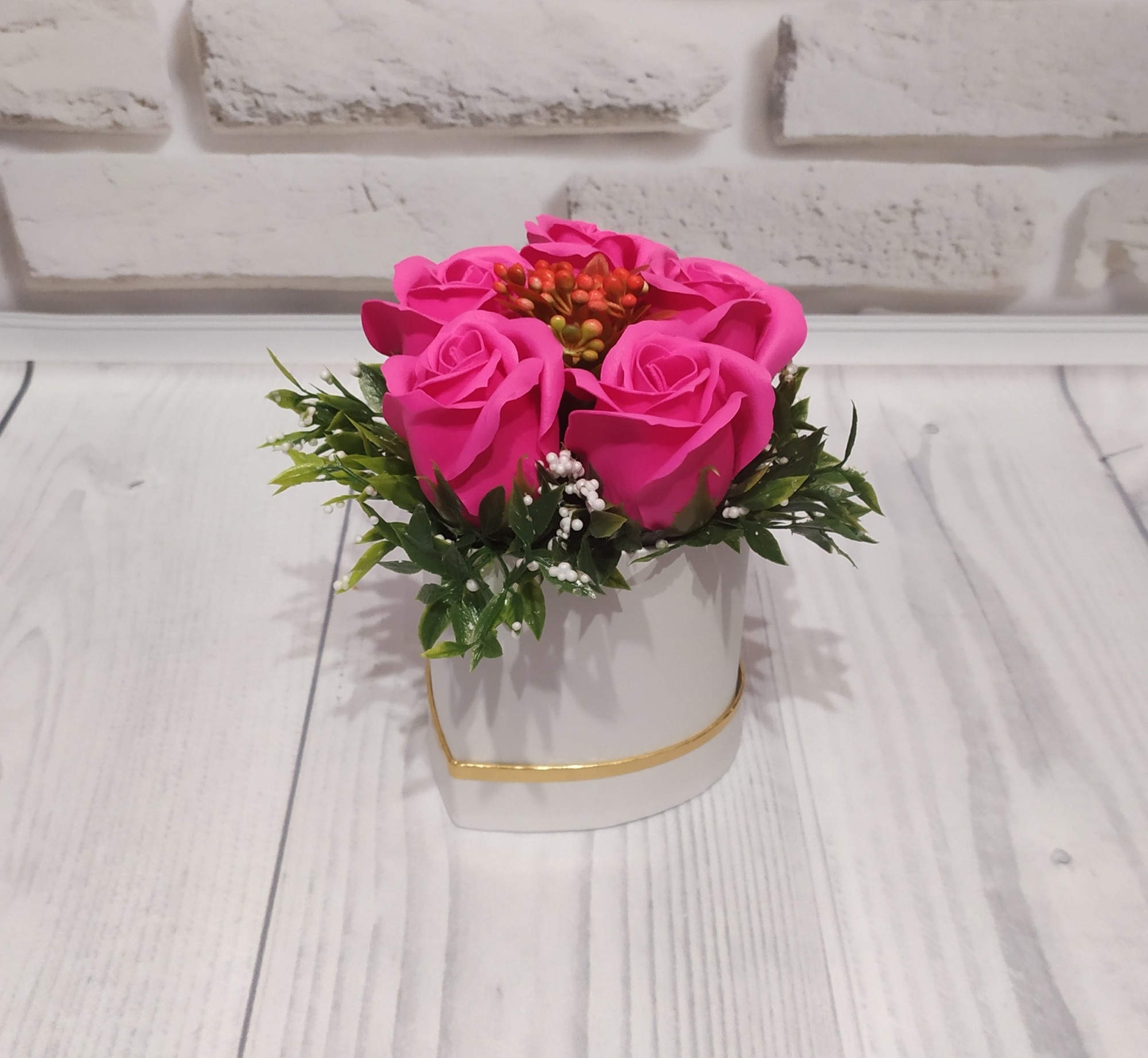 

Букет из мыла "Flowers for you" 5 роз в коробке сердце,малиновый