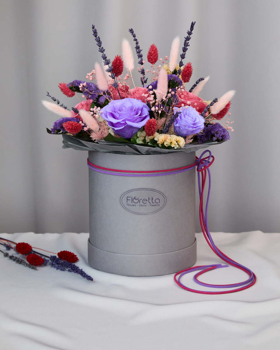 

Букет «Яркая романтика» в шляпной коробке из стабилизированных цветов L