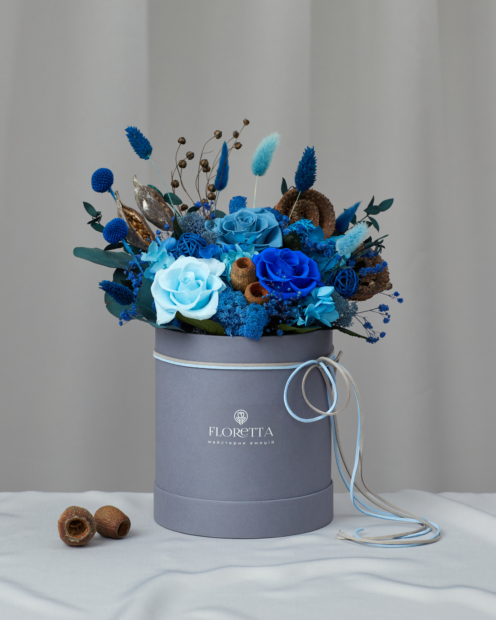 

Букет «К высоким достижениям» - живые стабилизированные цветы в шляпной коробке L