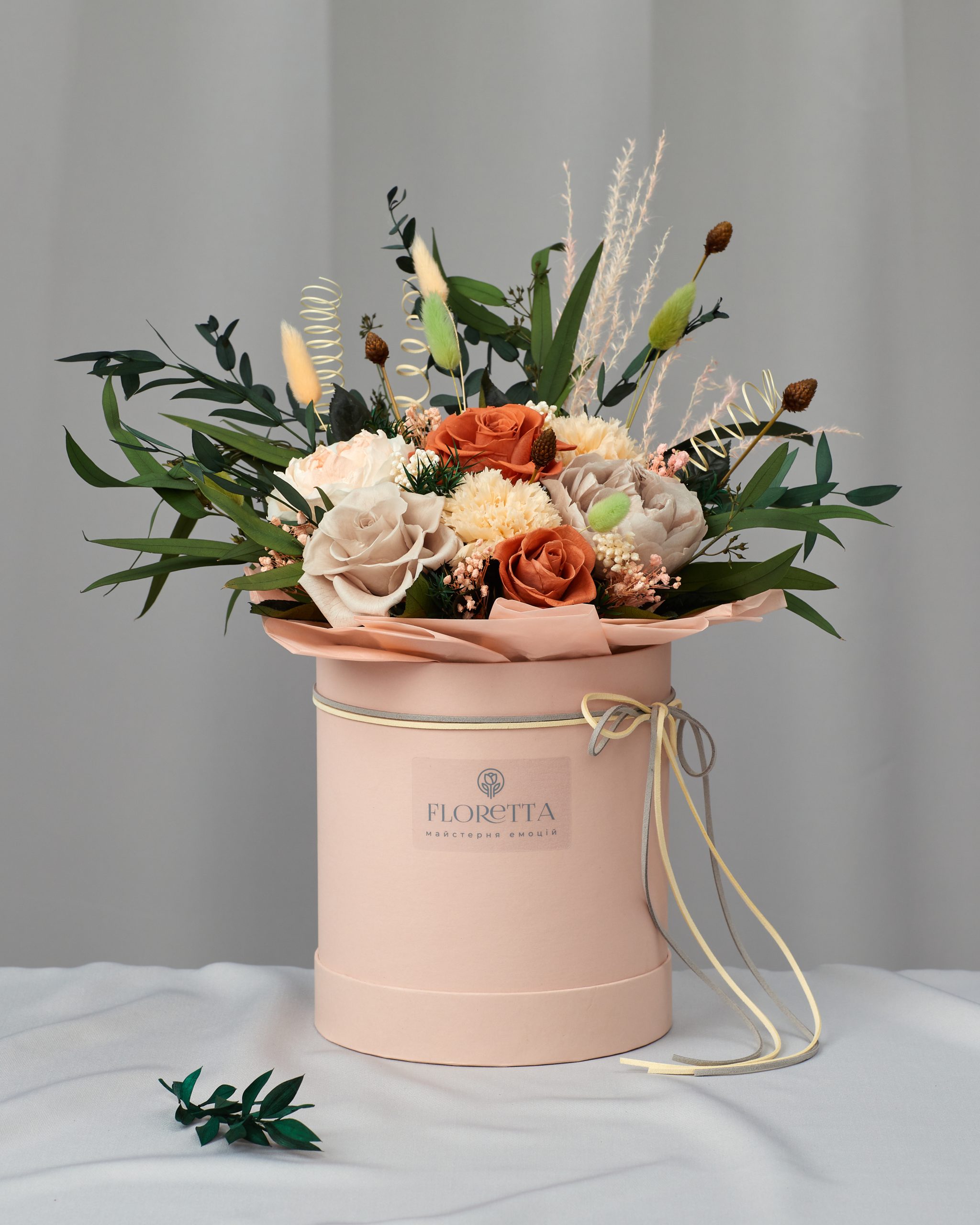 

Букет «Удивительное рядом» - живые стабилизированные цветы в шляпной коробке XL*