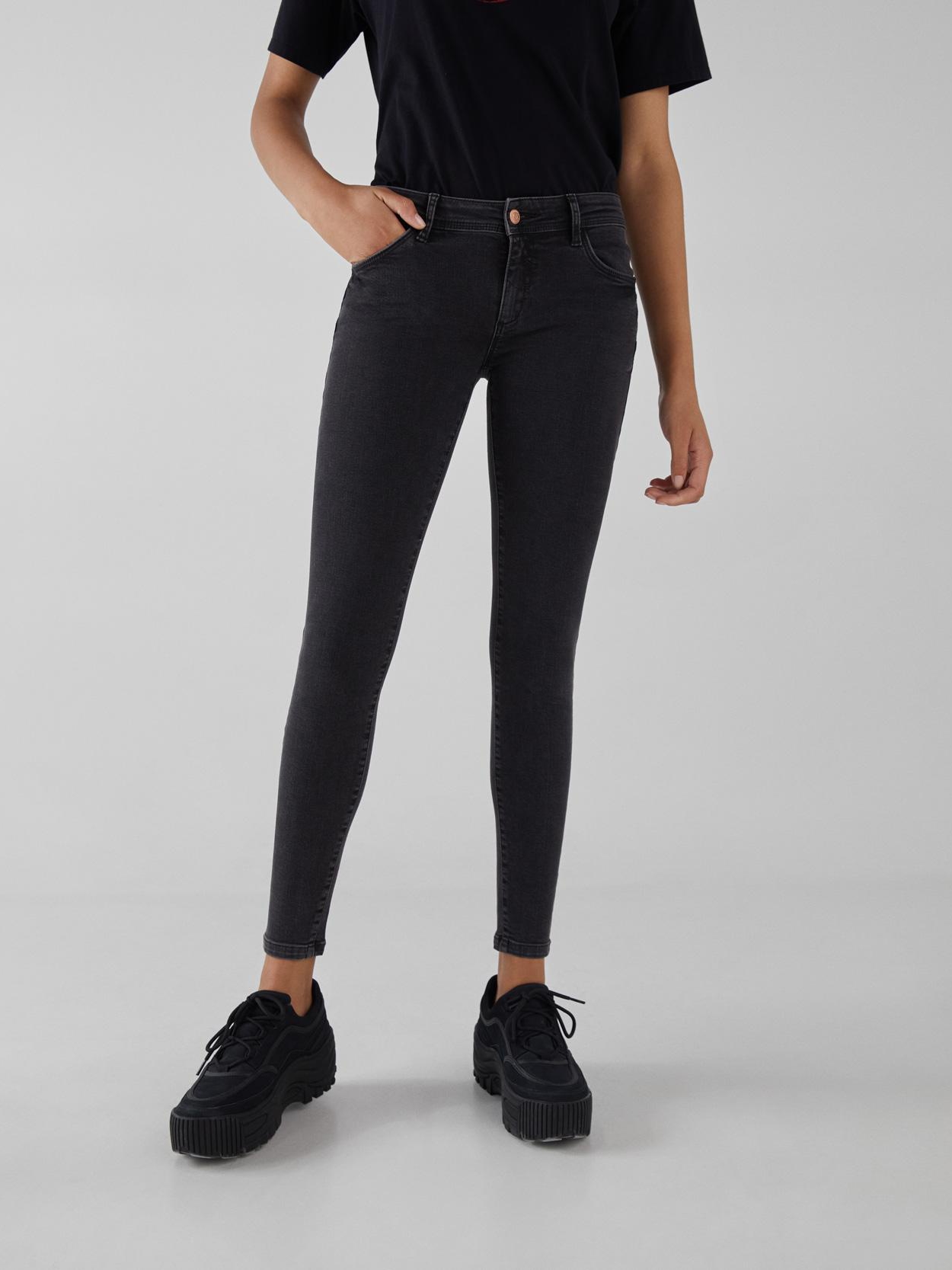 

Джинсы Bershka 5238/388/801-ACXW 36 Темно-серые
