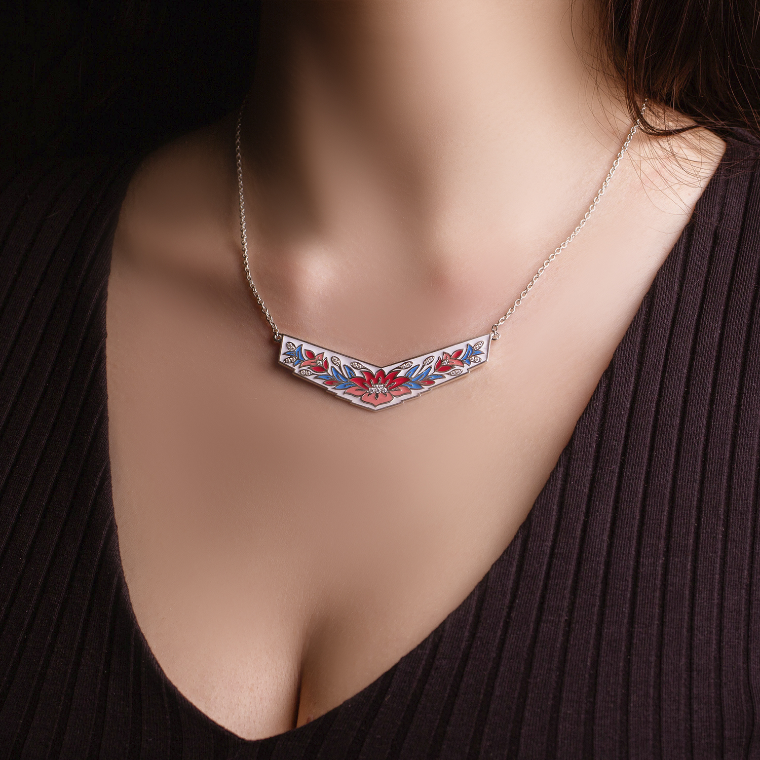 

Срібне КОЛЬЄ З КОЛЬОРОВОЮ ТА БІЛОЮ ЕМАЛЛЮ ЛІЛІЇ 45 cava.cool