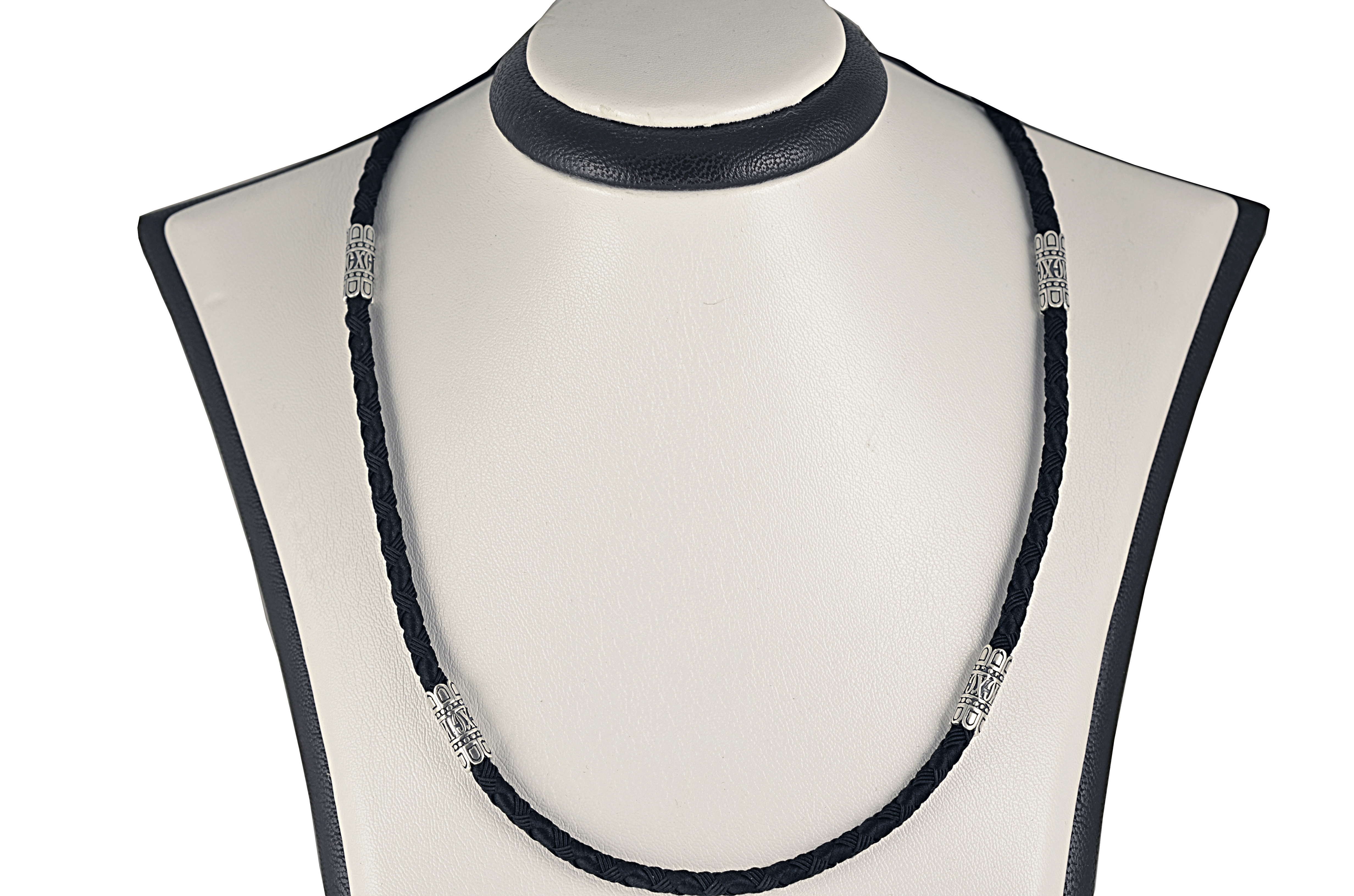 

Серебряный шнурок со вставками Meridian 925 пробы в чернении 70 размер (846/4700)