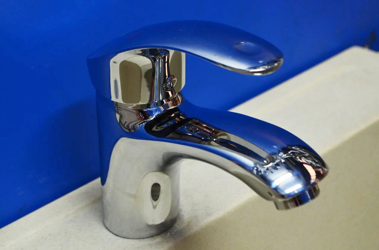 

Однорычажный кран латунный Смеситель для раковины умывальника Haiba FABIO 001 Origin Шпилька + шланги 45 см (HB0104)