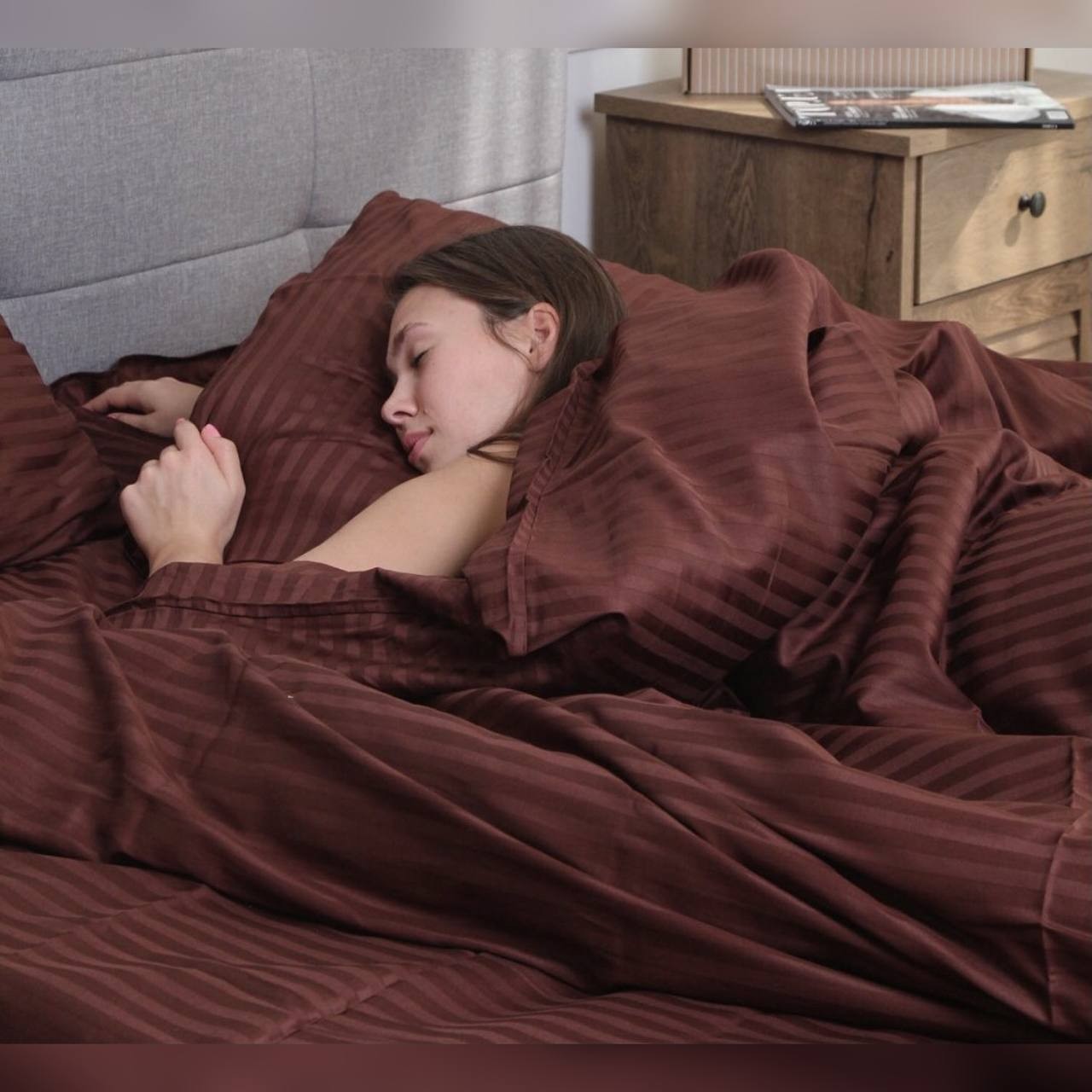 

Постельное Белье из Страйп Сатина Коричневый 200х220 - Евро SleepTime