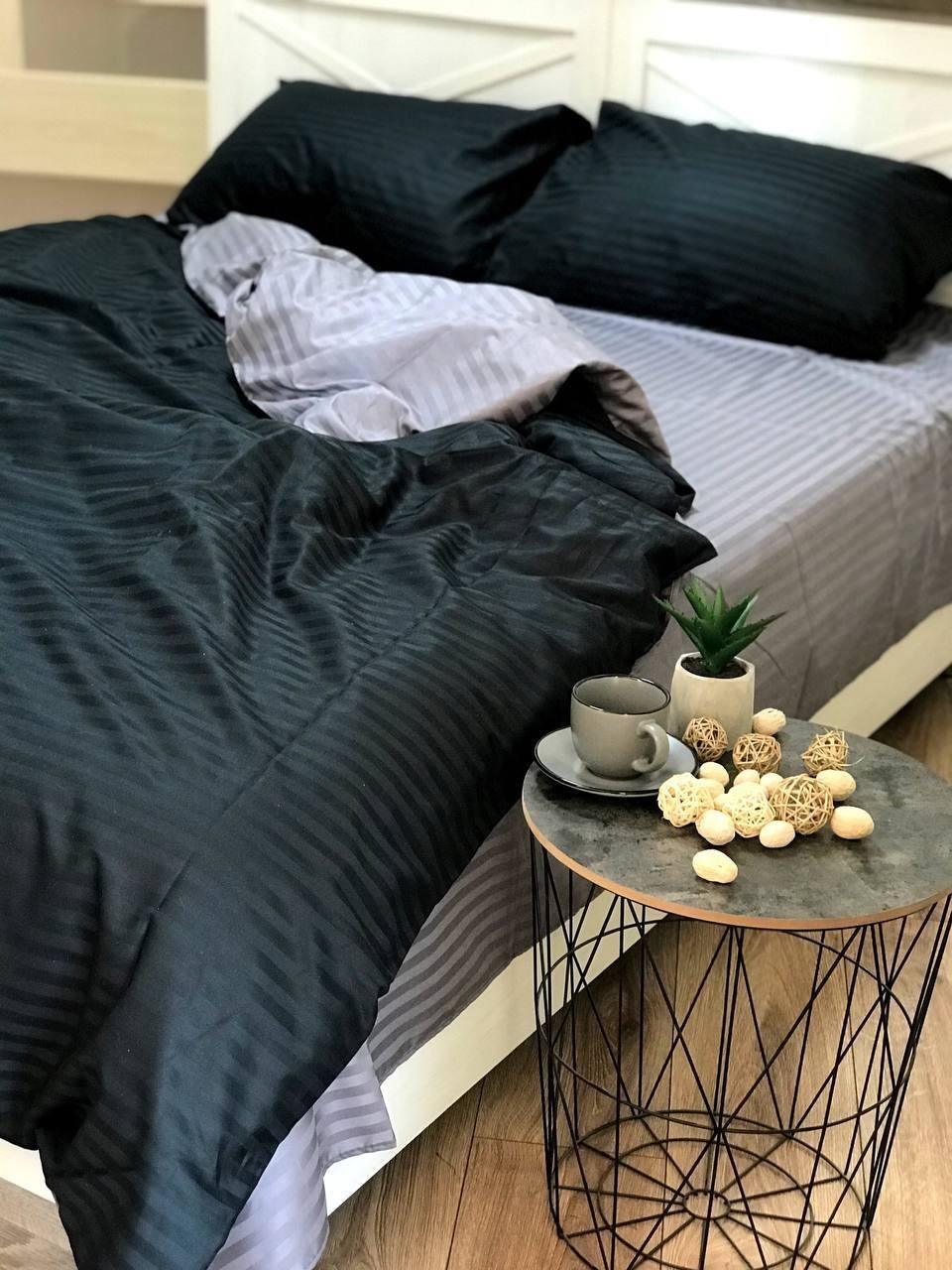 

Постельное Белье из Страйп Сатина Черный+серый 200х220 - Евро SleepTime