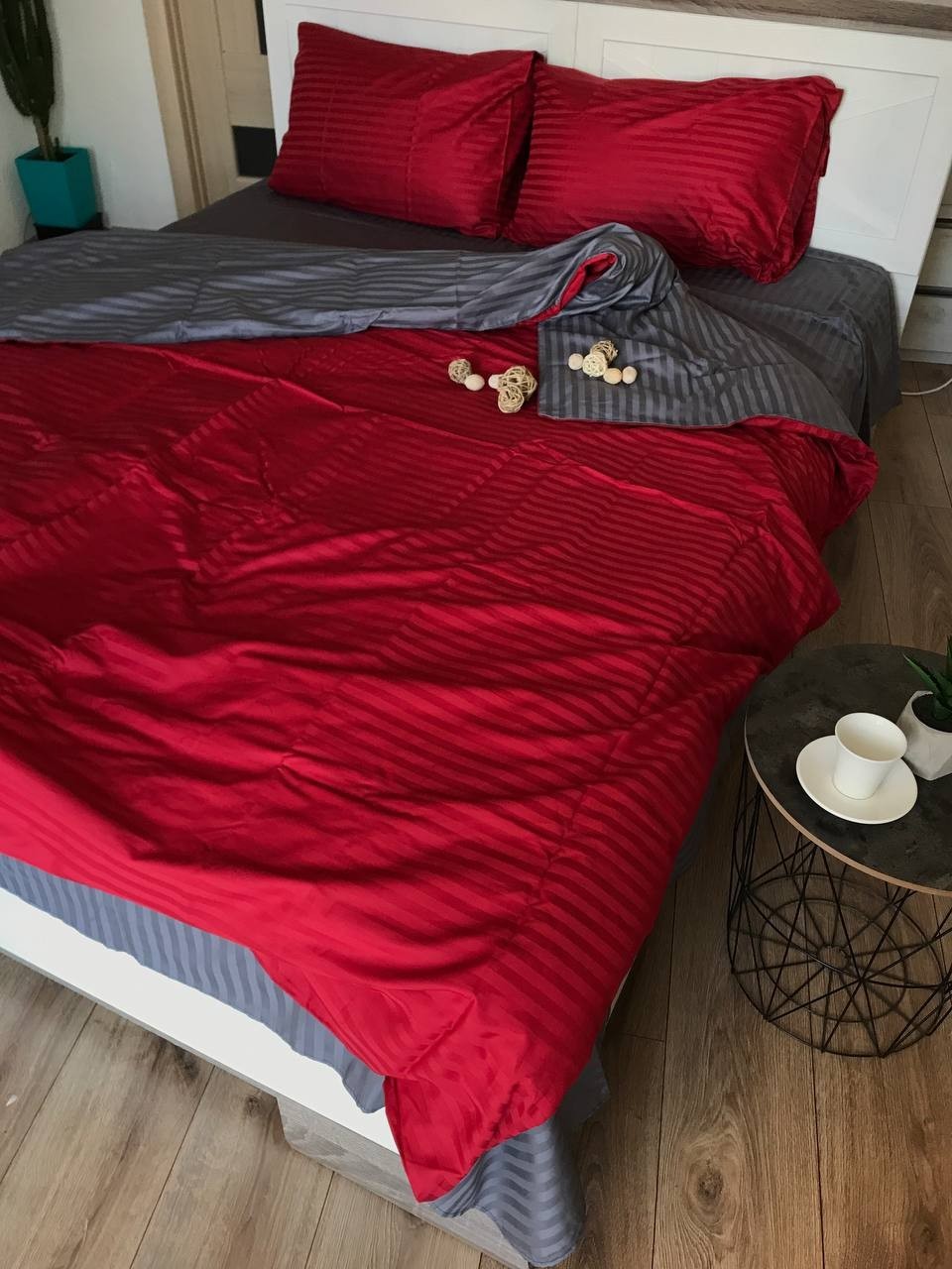 

Постельное Белье из Страйп Сатина Красный-Серый 200х220 - Евро SleepTime