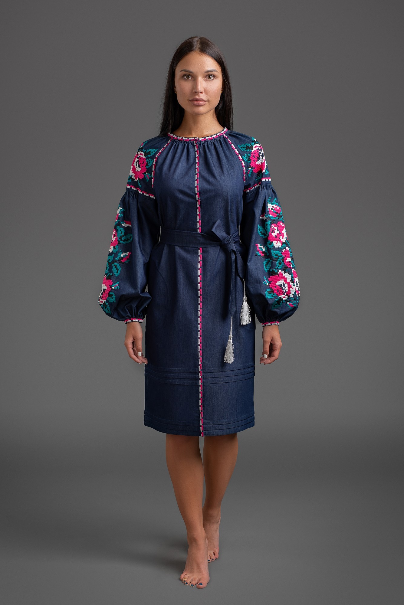 

Вышитое джинсовое платье Folk Fashion "Трояндовий букет" M синее
