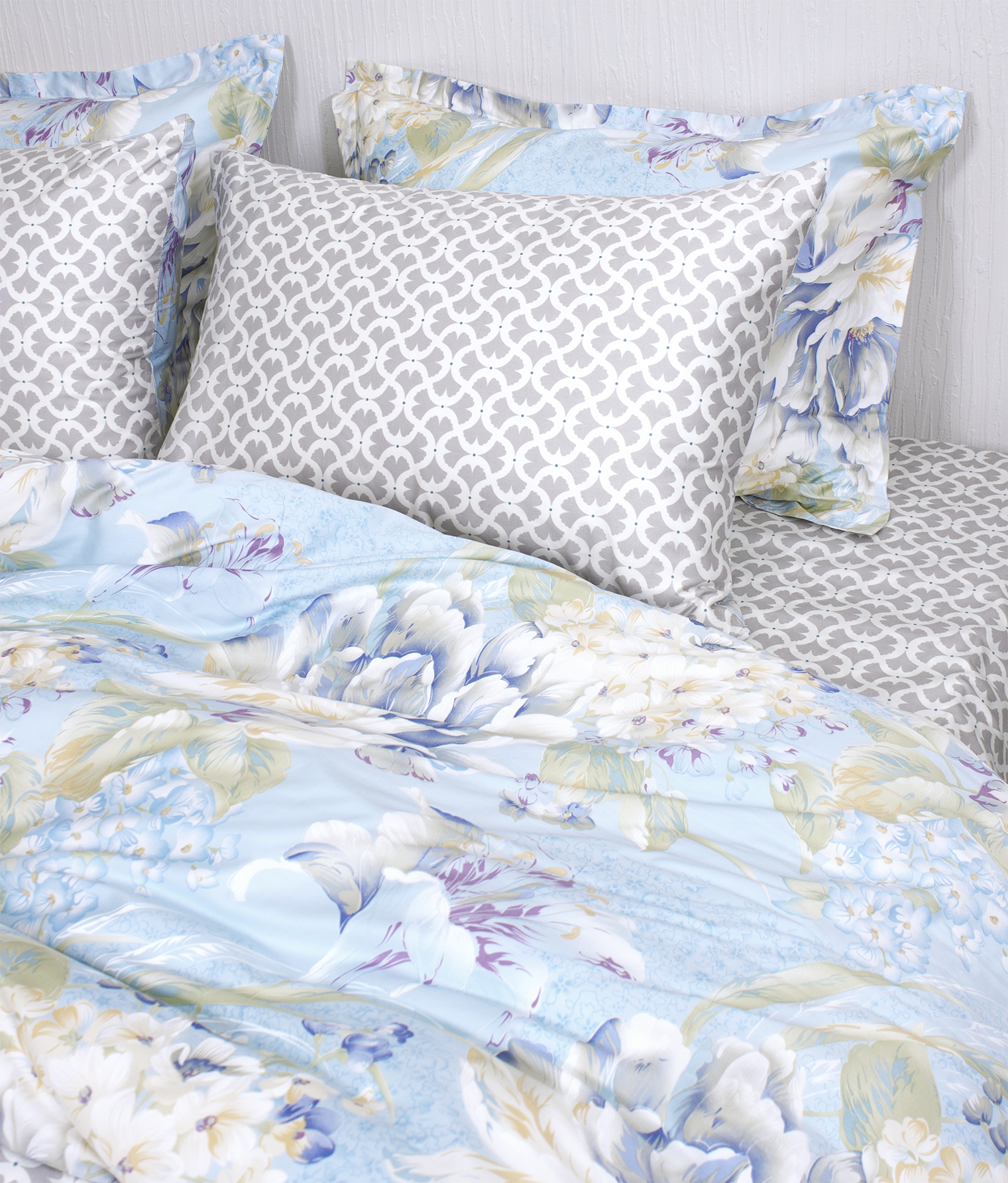 

Комплект постельного белья Luxury Linens Julia 200х220