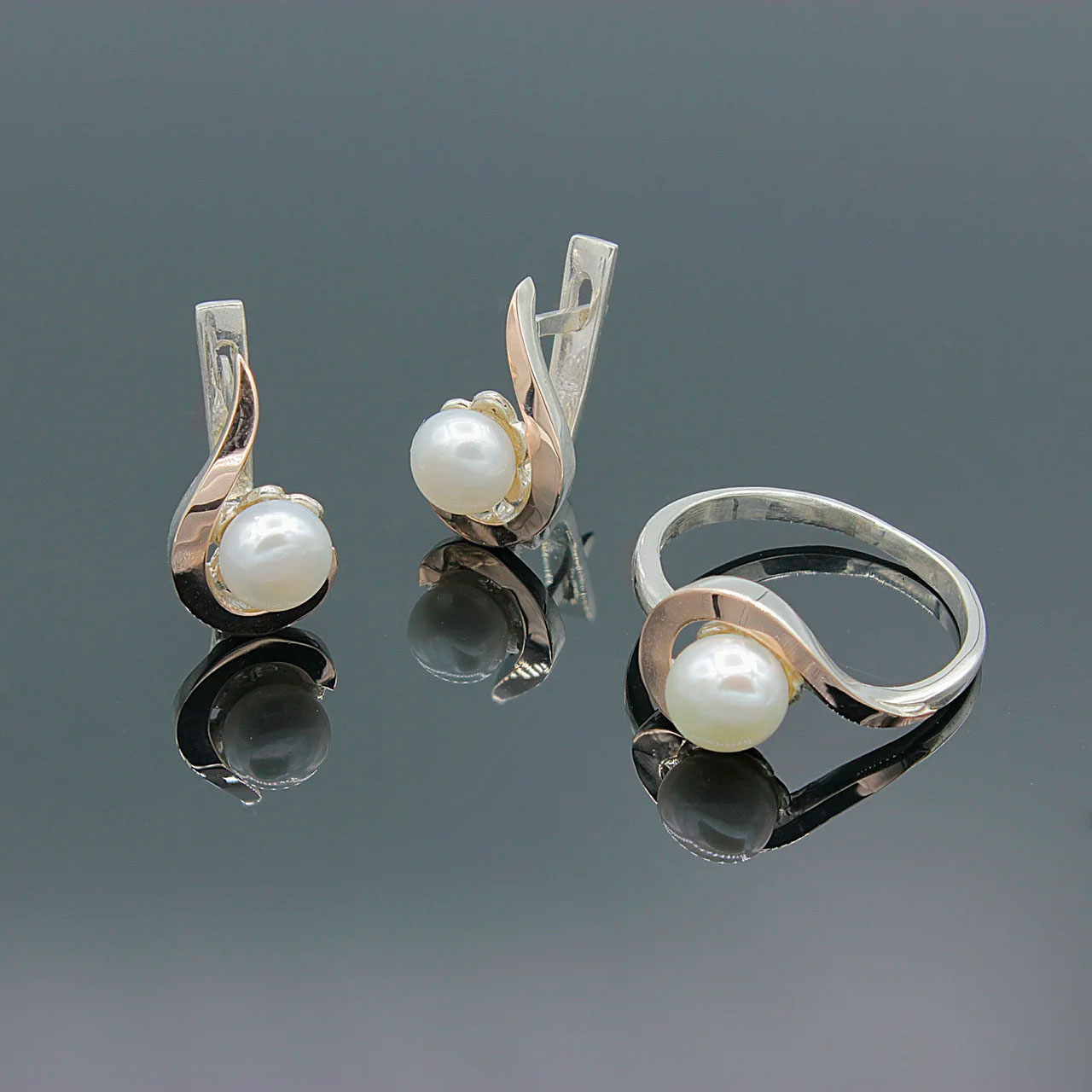 

Серебряное кольцо и серьги Diva Дива Загадка с золотыми вставками 20 размер (021г20)