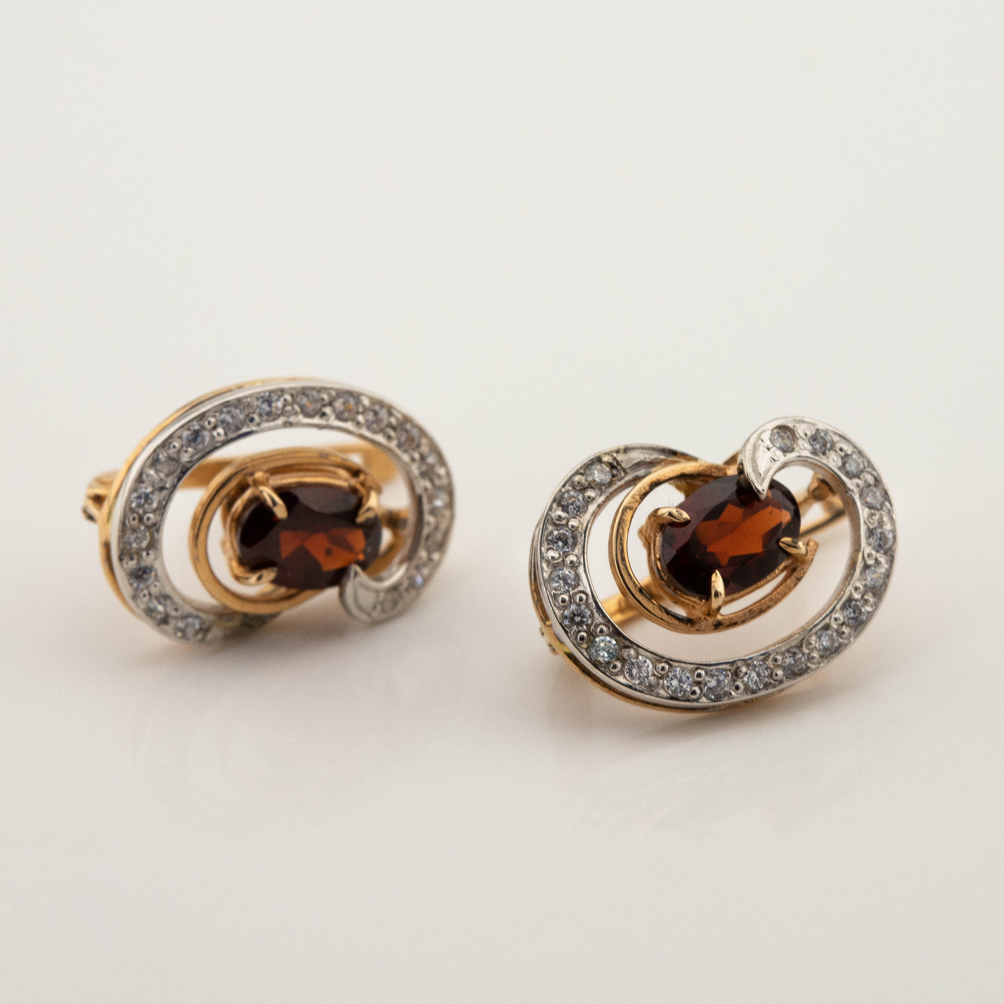 

Золотые серьги с гранатами 12742gr Диамант