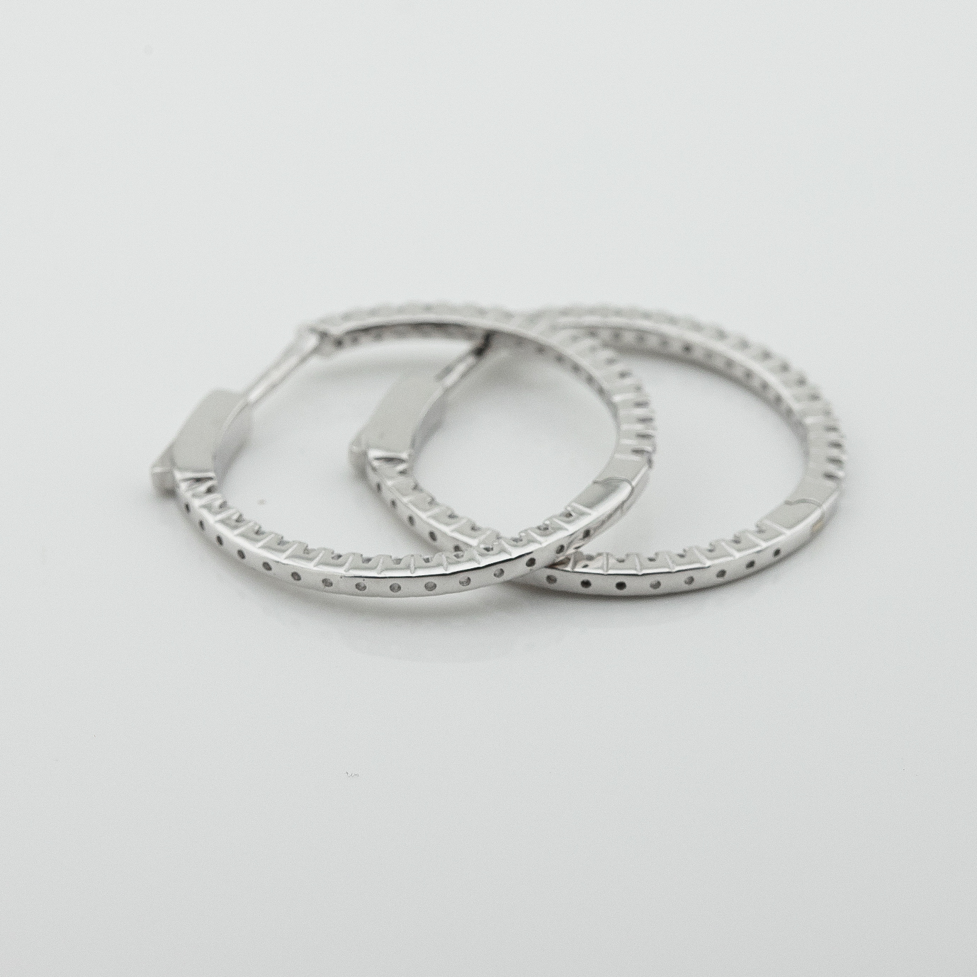 

Серьги-кольца из белого золота с фианитами (Ø2,5 см) c121840 Диамант