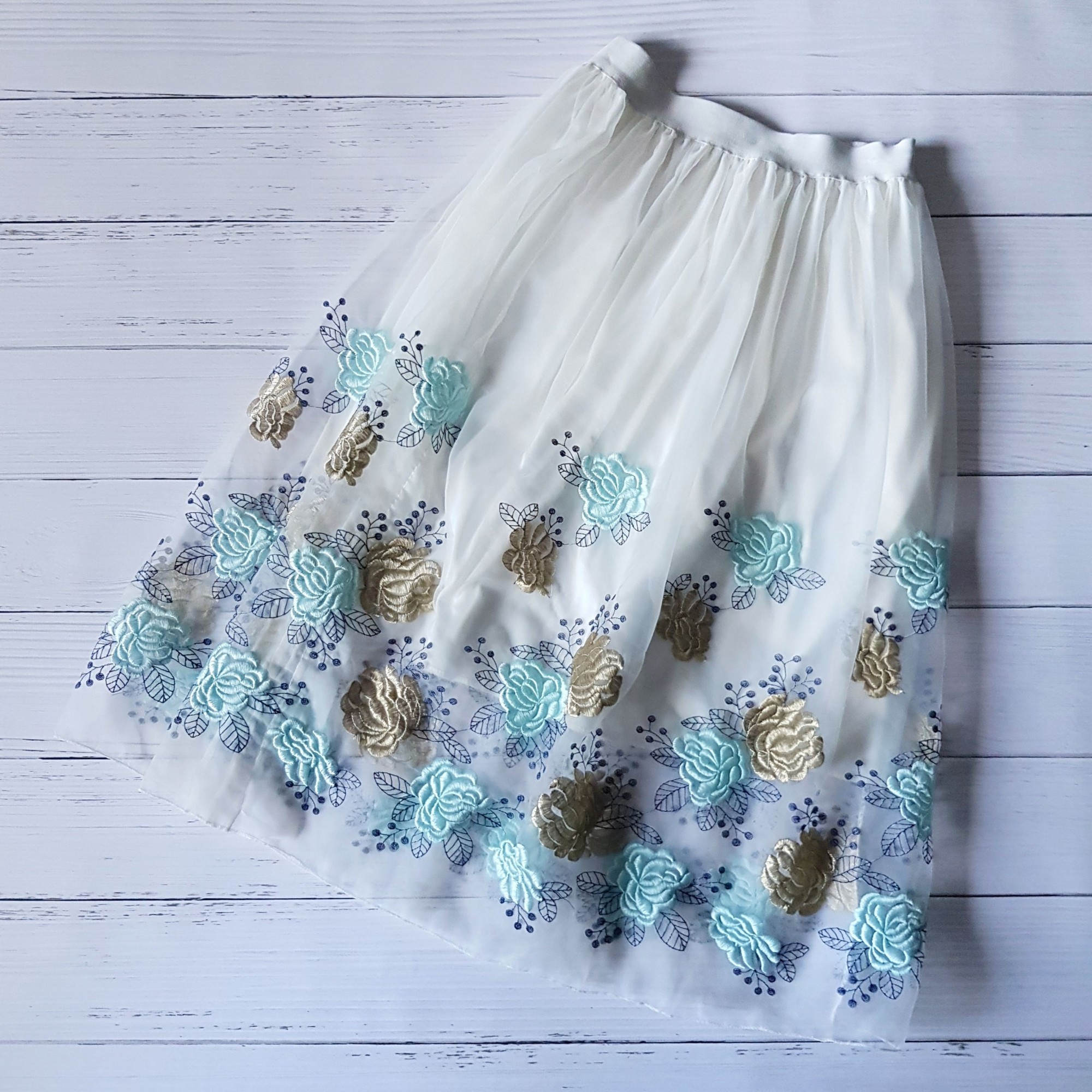 

Светлая нежная юбка фатин с вышивкой цветов G&N 1709 S