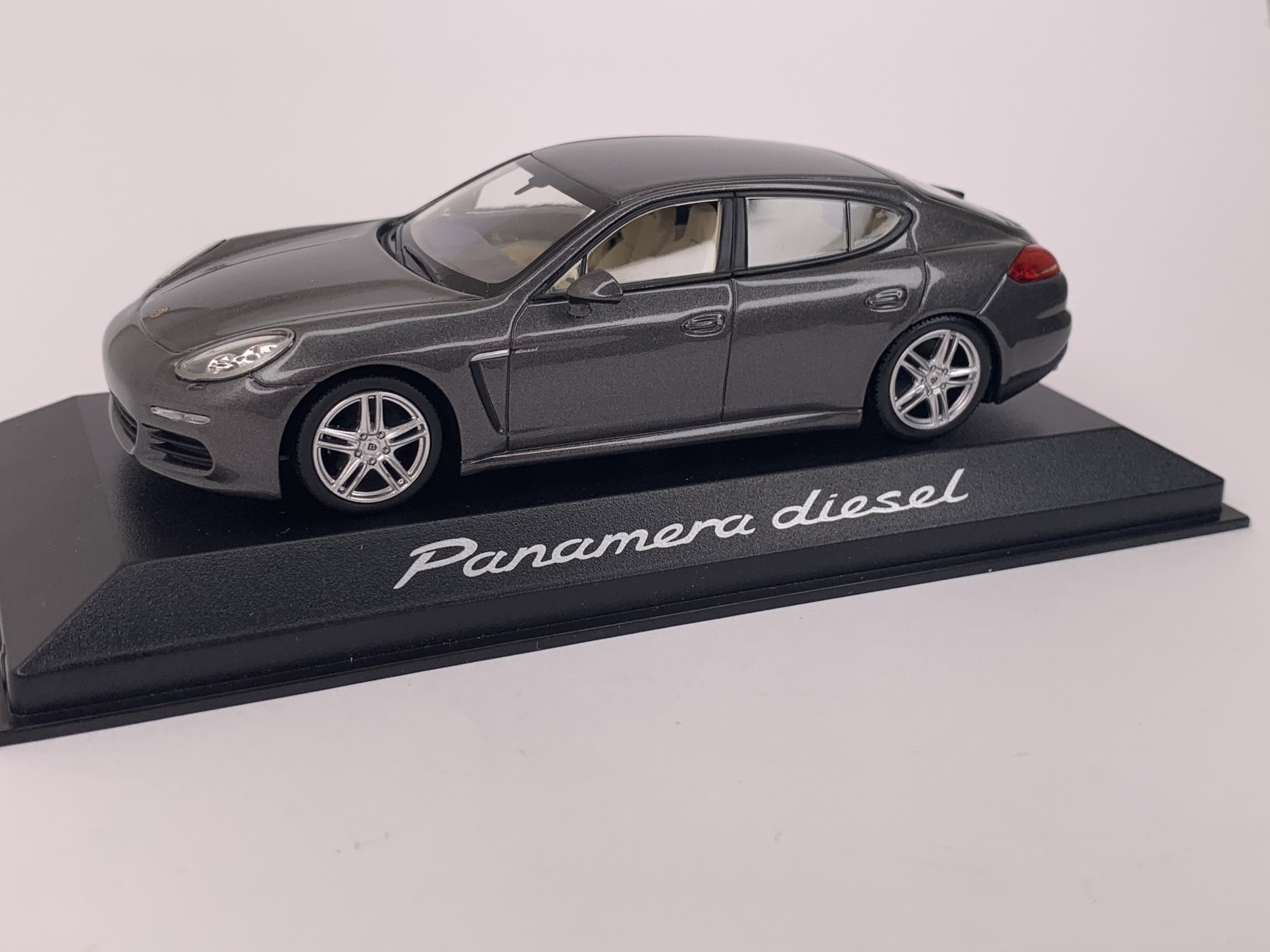 

Автомодель Minichamps Porsche Panamera Diesel 2014 (WAP0202300E)