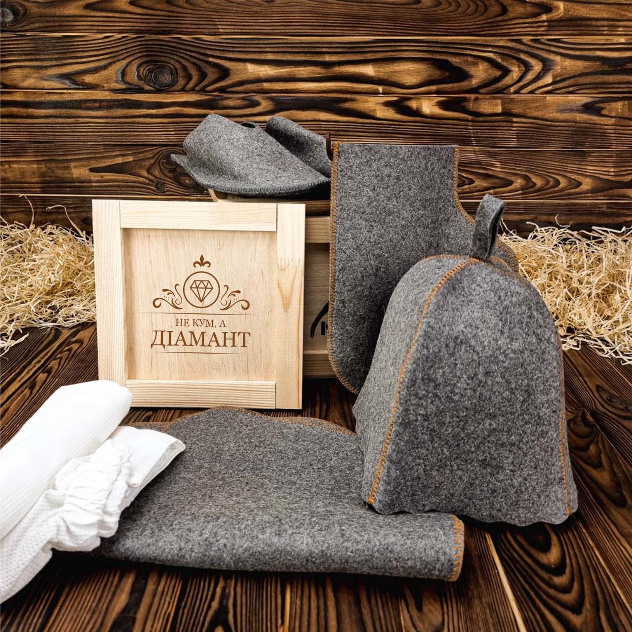 

Аксессуары для бани и сауны на подарок куму - рукавица + парео + коврик + шапка + тапочки + подарочный бокс с ломом 4MAN (G3161_113U)